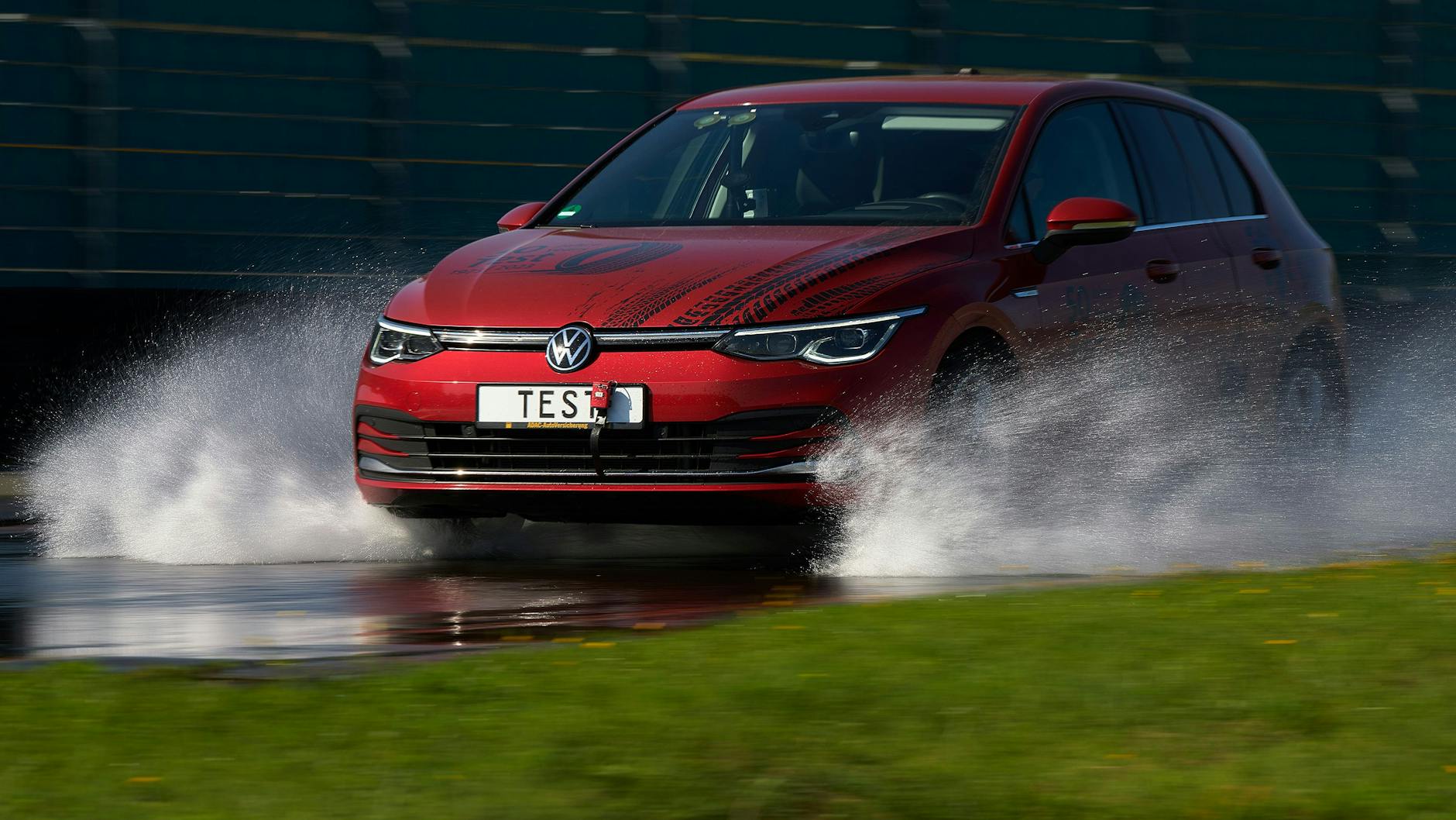 Wie lang ist der Bremsweg auf nasser Straße? Auch das war ein Kriterium beim Sommerreifen-Test des ADAC.