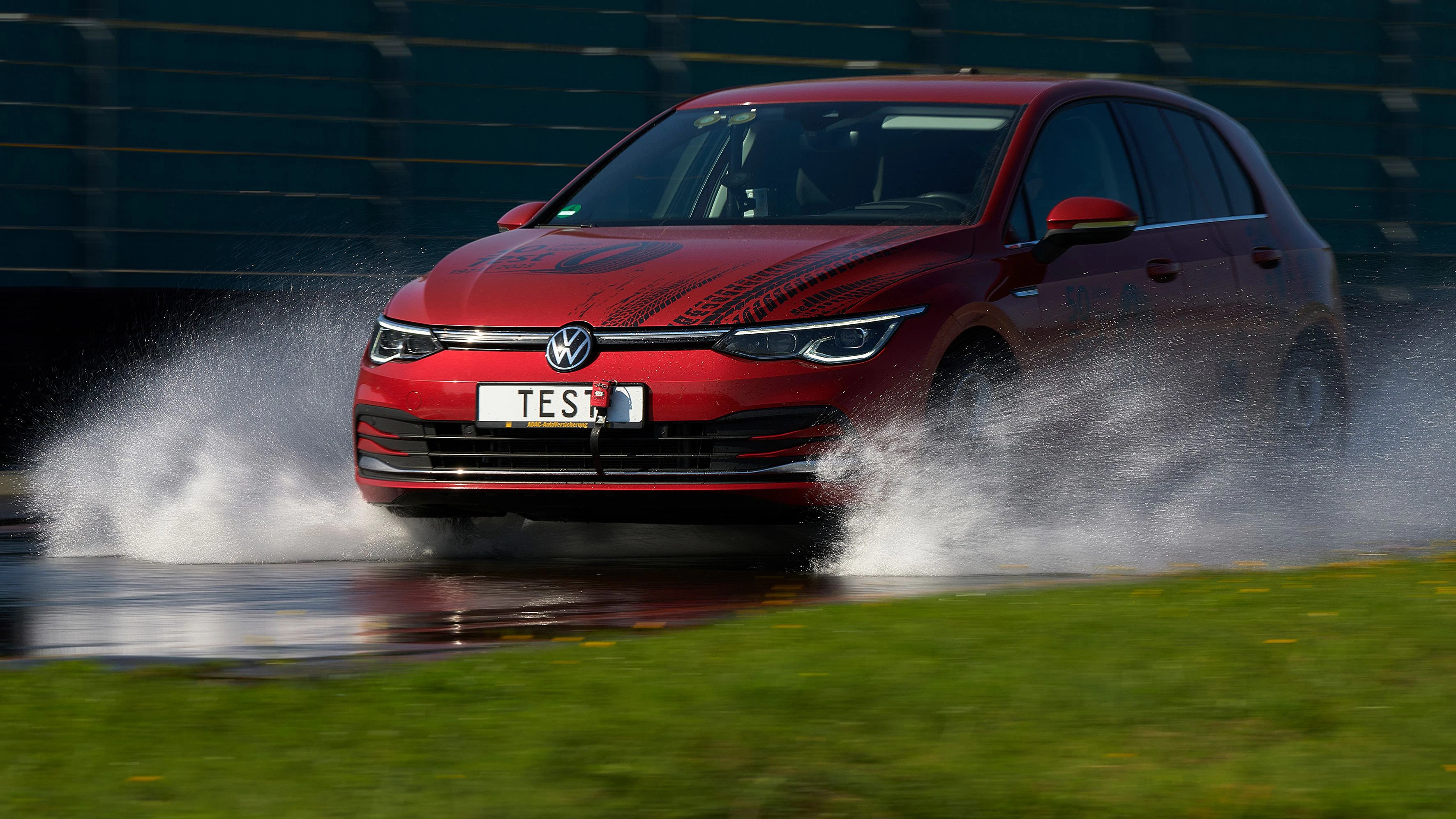 Wie lang ist der Bremsweg auf nasser Straße? Auch das war ein Kriterium beim Sommerreifen-Test des ADAC.