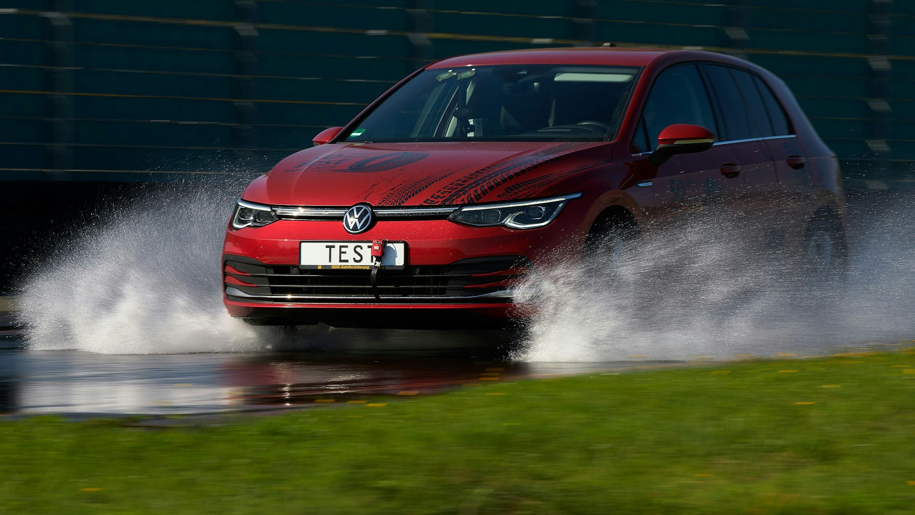 Wie lang ist der Bremsweg auf nasser Straße? Auch das war ein Kriterium beim Sommerreifen-Test des ADAC.