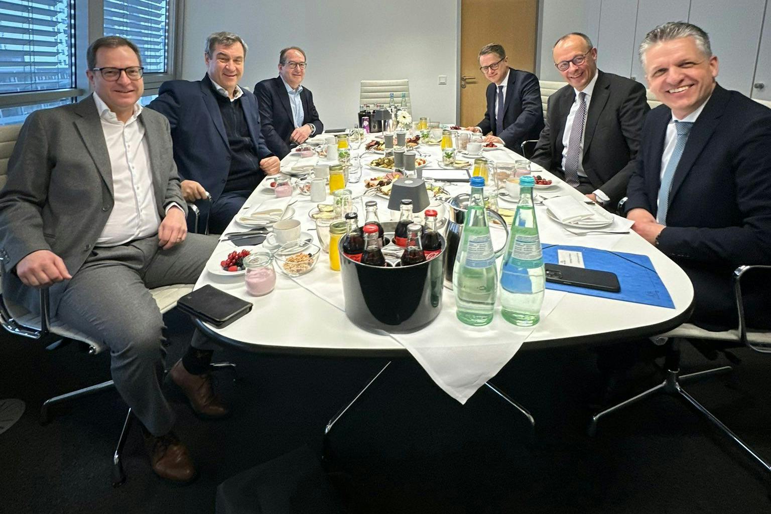 Friedrich Merz (Mitte links) und CSU-Chef Markus Söder (Mitte rechts) trafen sich mit den Generalsekretären Carsten Linnemann und Martin Huber sowie CSU-Landesgruppenchef Alexander Dobrindt und dem Parlamentarischen Geschäftsführer der Unionsfraktion, Thorsten Frei, in der Parteizentrale.