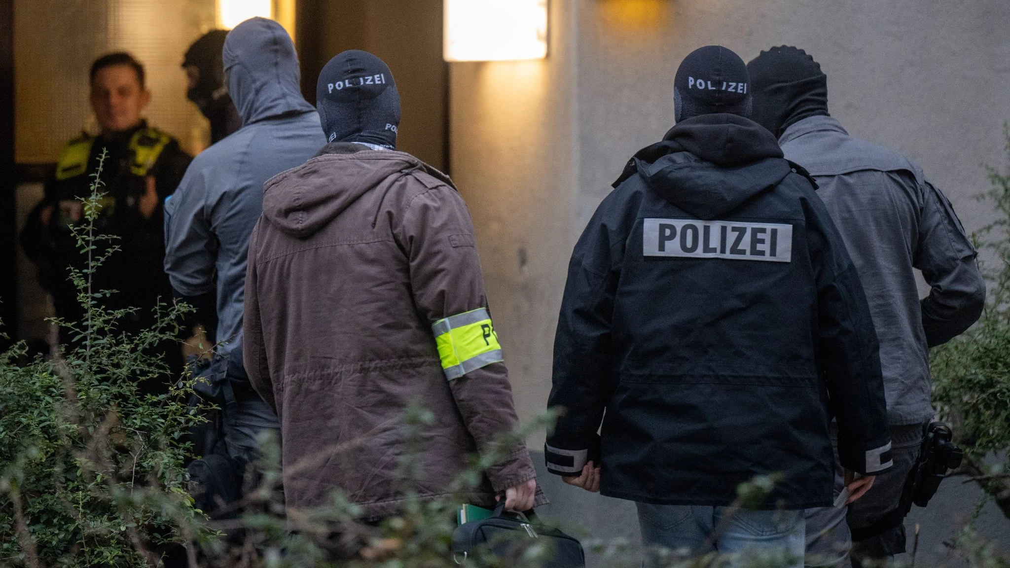 Februar 2024: Polizisten sind vor der Tür des Hauses, im dem die Terrorfrau eine Wohnung hatte.