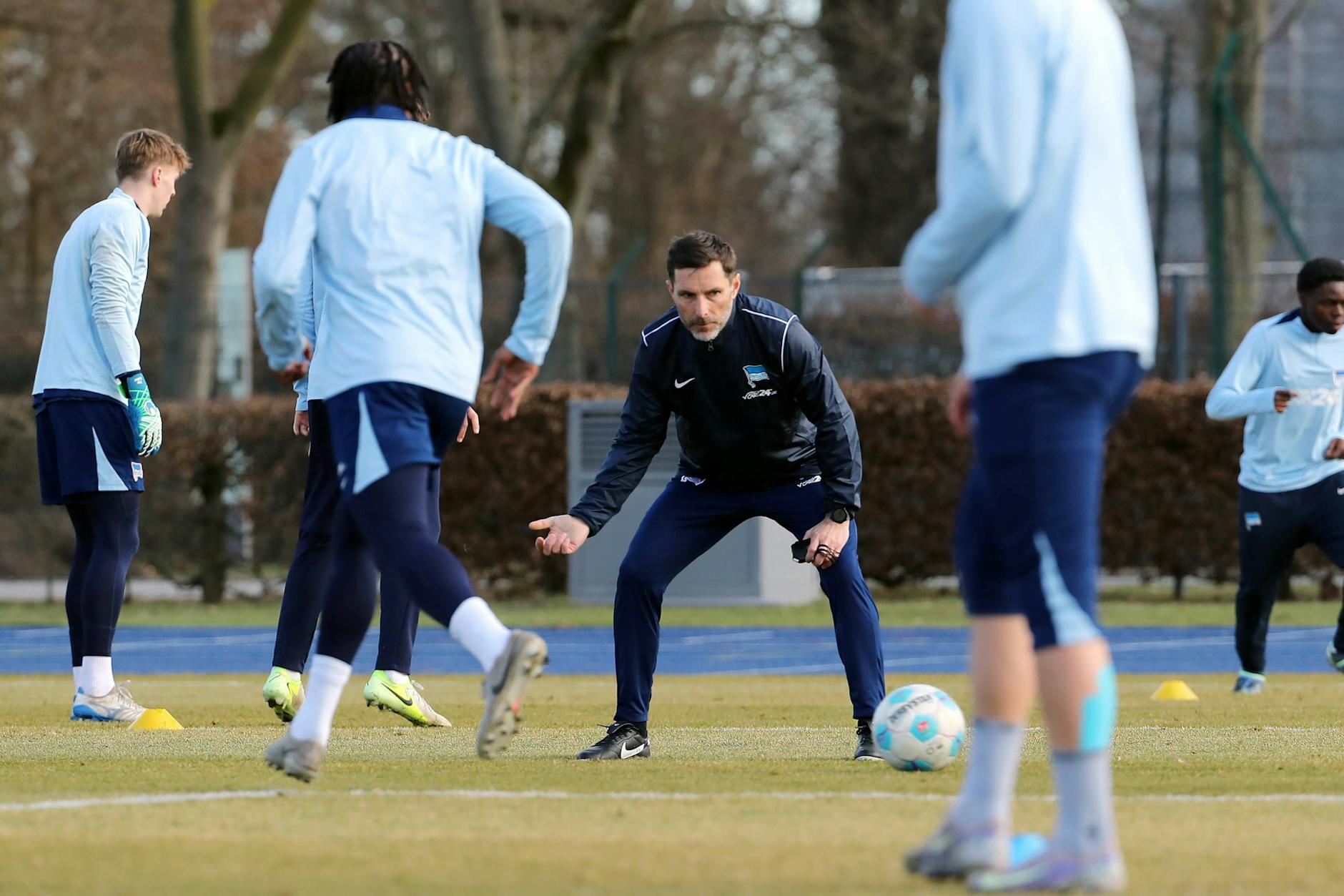 Hertha-Cheftrainer Stefan Leitl schaut auch beim Start in die neue Woche und vor dem Spiel in Elversberg im Training ganz genau hin.