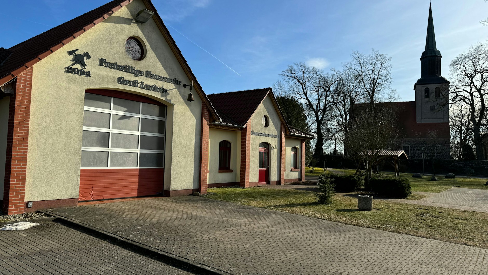 Das Gebäude der Freiwilligen Feuerwehr, dahinter die Kirche - der Dorfkern von Groß Luckow.