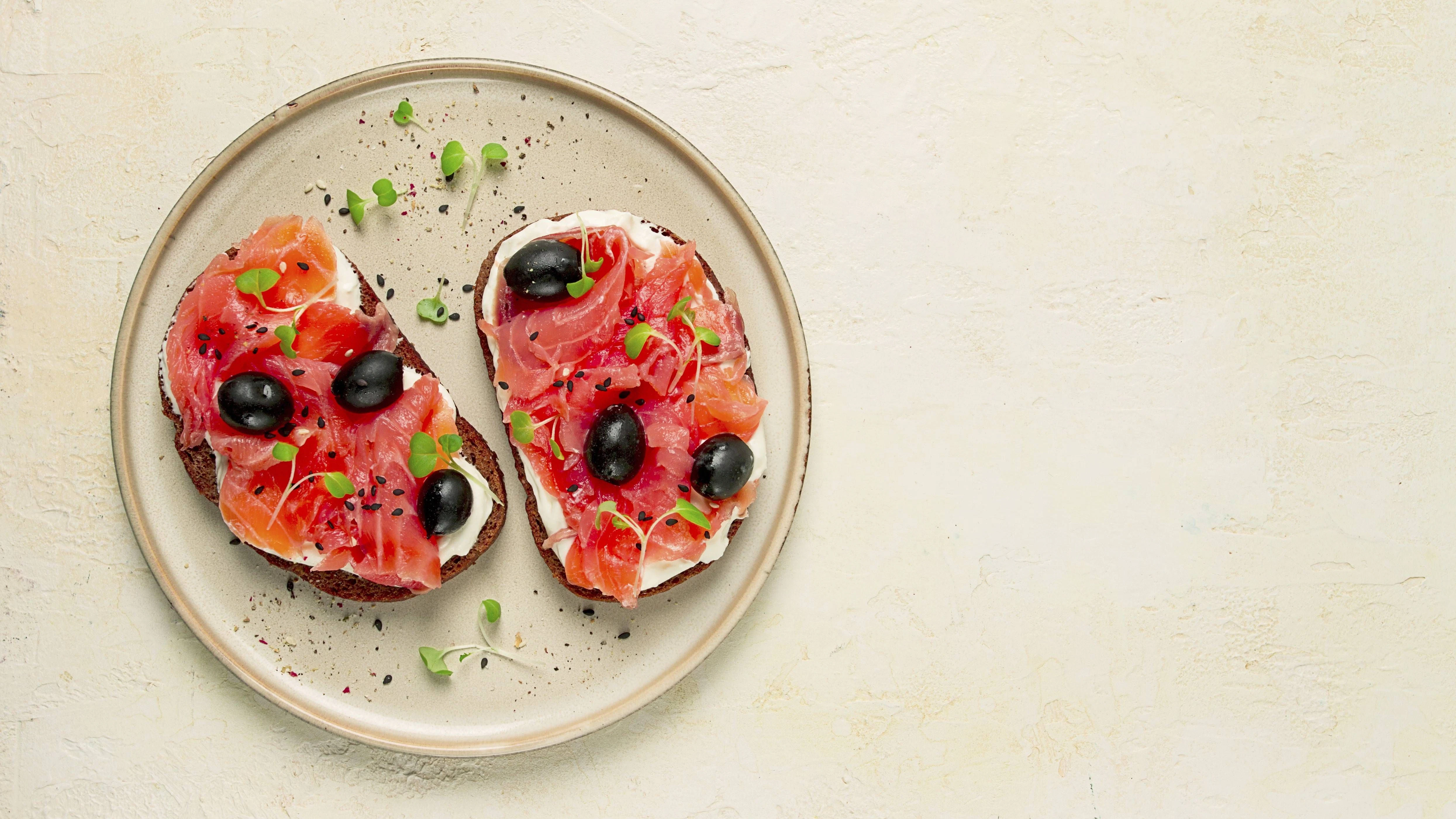 Lust auf neue Abendbrot-Rezepte? Wie wäre es mit Vollkornbrot mit Frischkäse und Lachs?