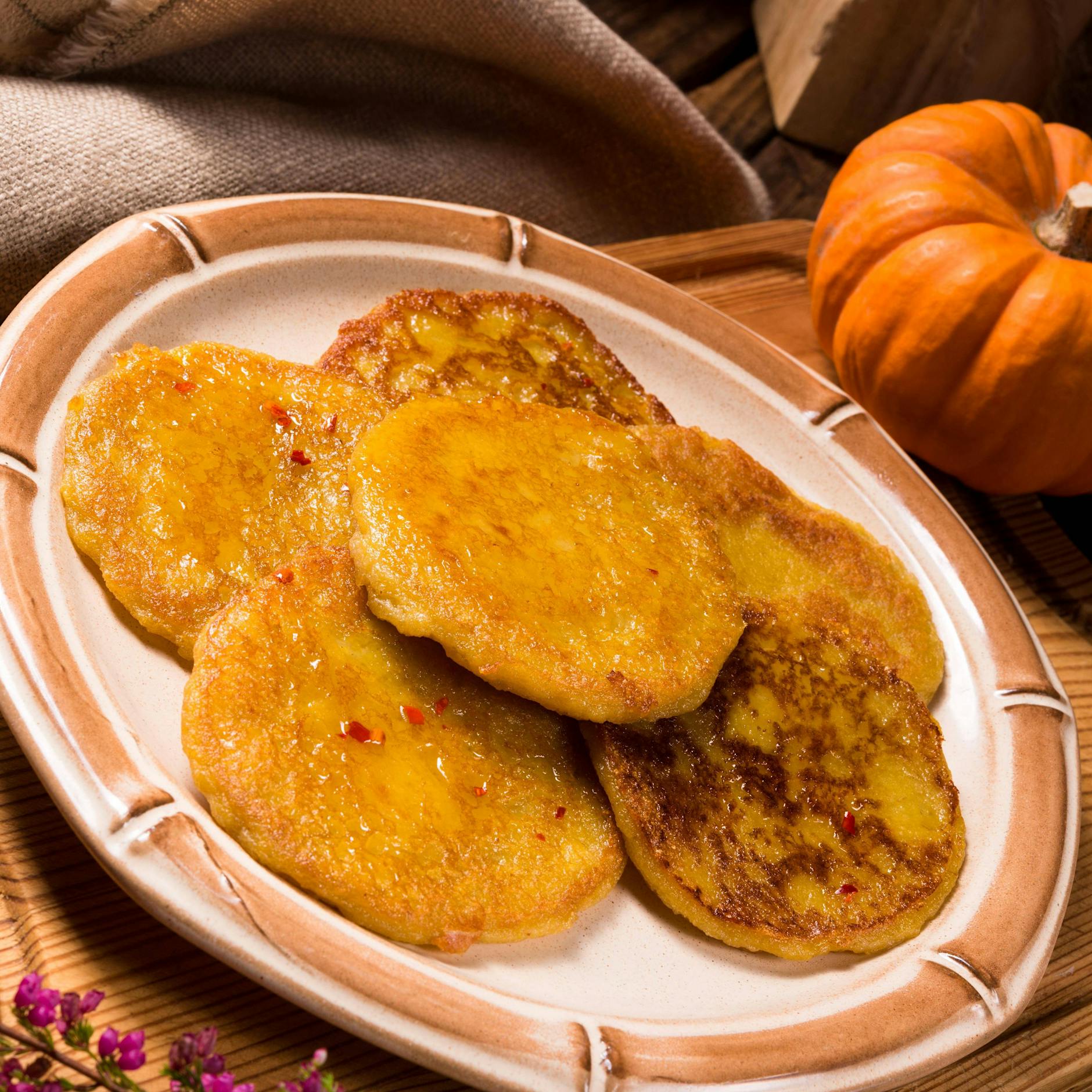 Deftig lecker: Rezept für Omas einfache Kartoffelpuffer mit Kürbis