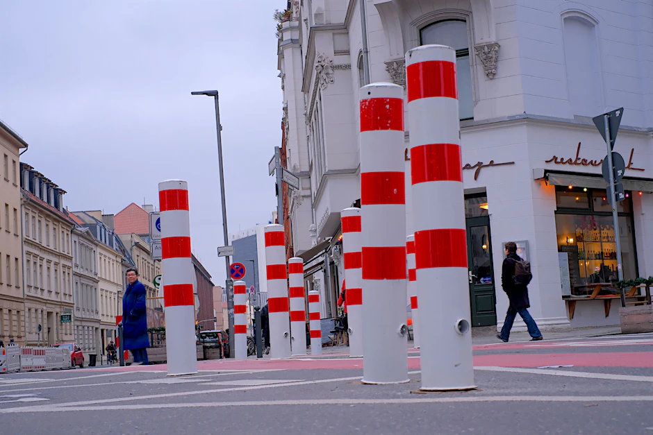 Poller in Mitte: Auf der Kreuzung Tucholsky-/Auguststraße zwingen Stahlpfosten Kraftfahrer zum Abbiegen. Die Poller schaden dem Gewerbe, sagen Kritiker. Andere Anwohner finden sie gut.