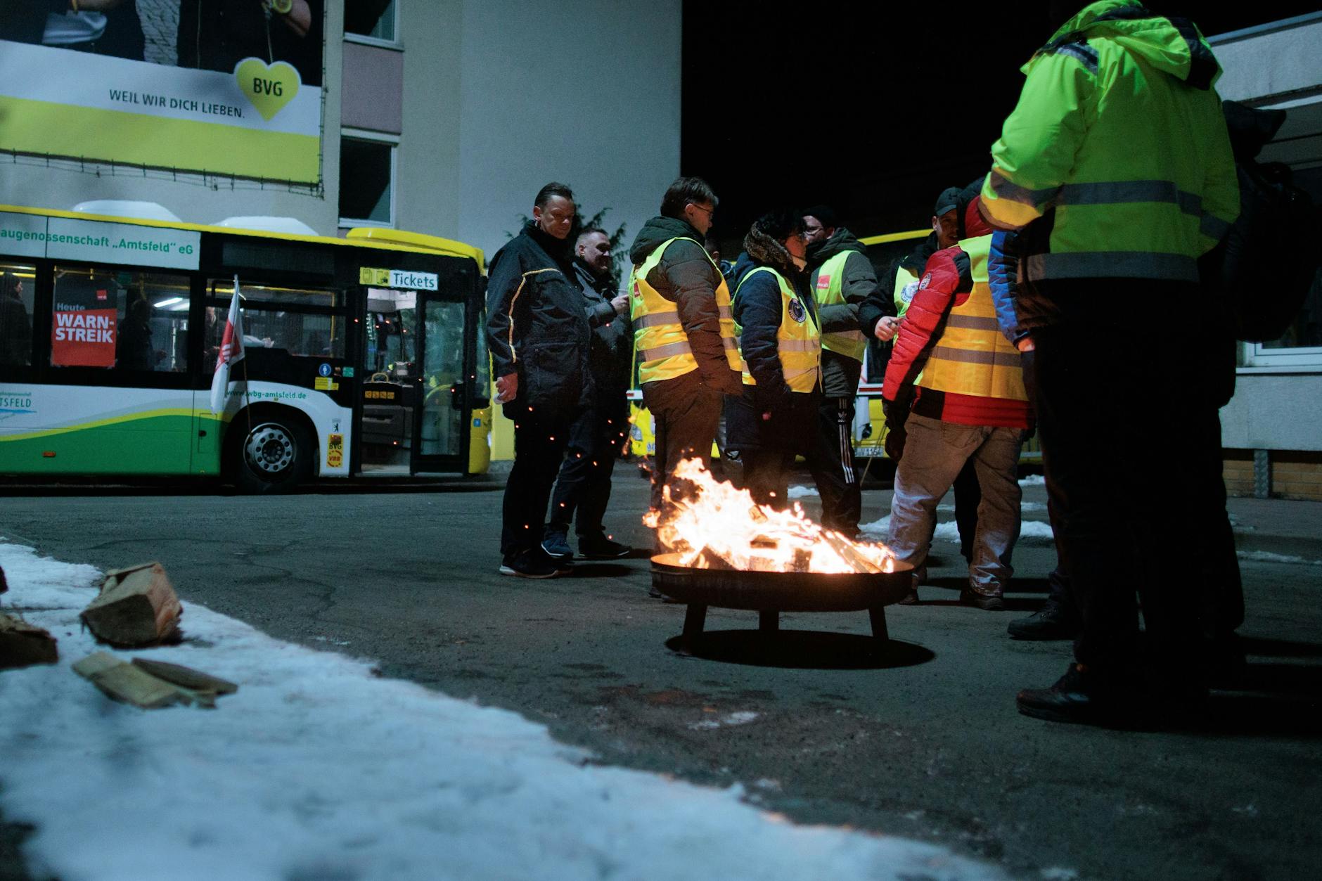 Busfahrer beim zweitägigen BVG-Streik in der vergangenen Woche: Die meisten der Beschäftigten sind bereit, auch länger an den Streikfeuern zu stehen.