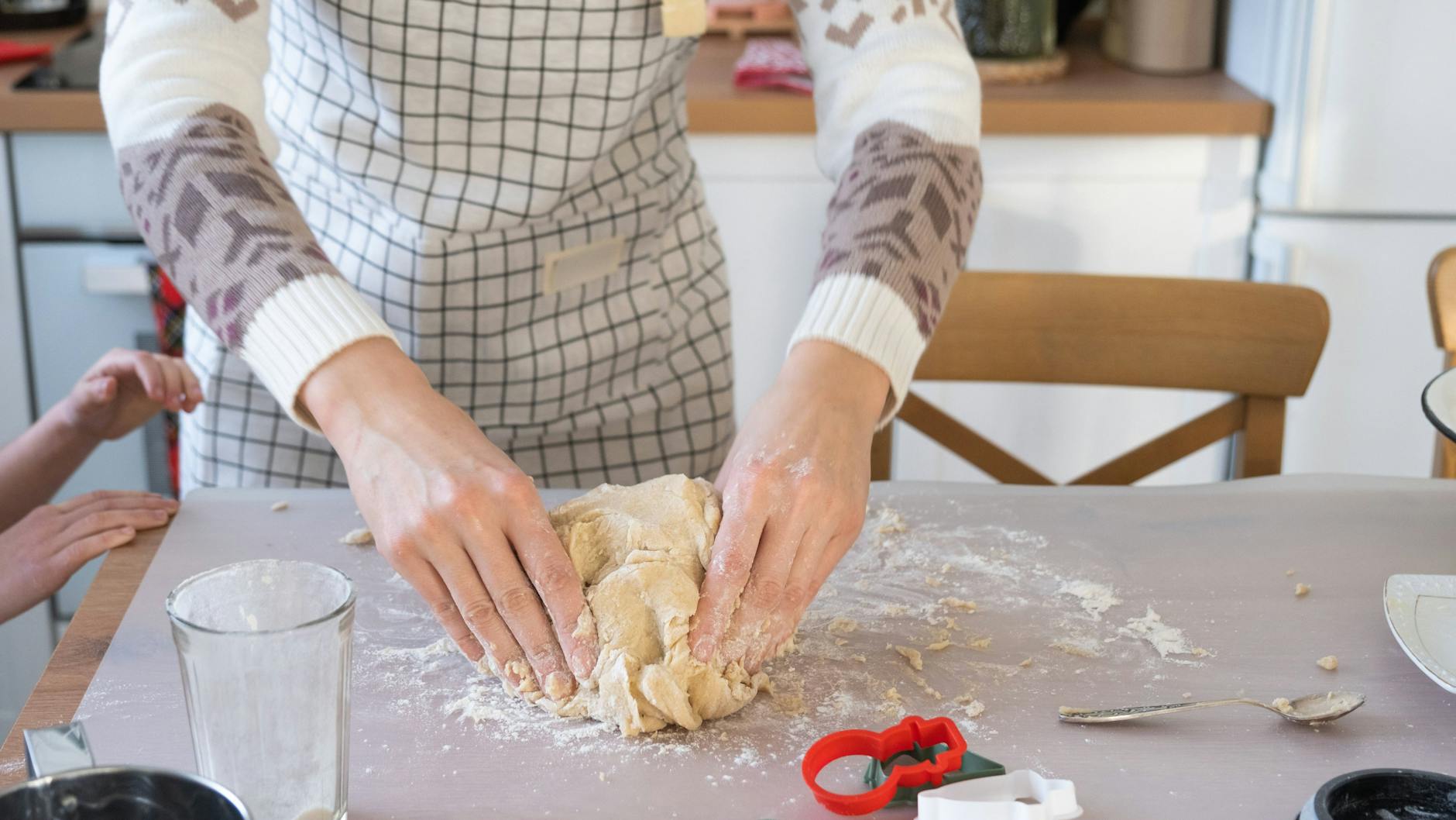 Der Brotteig muss nur einige Minuten geknetet werden, bis er elastisch ist.