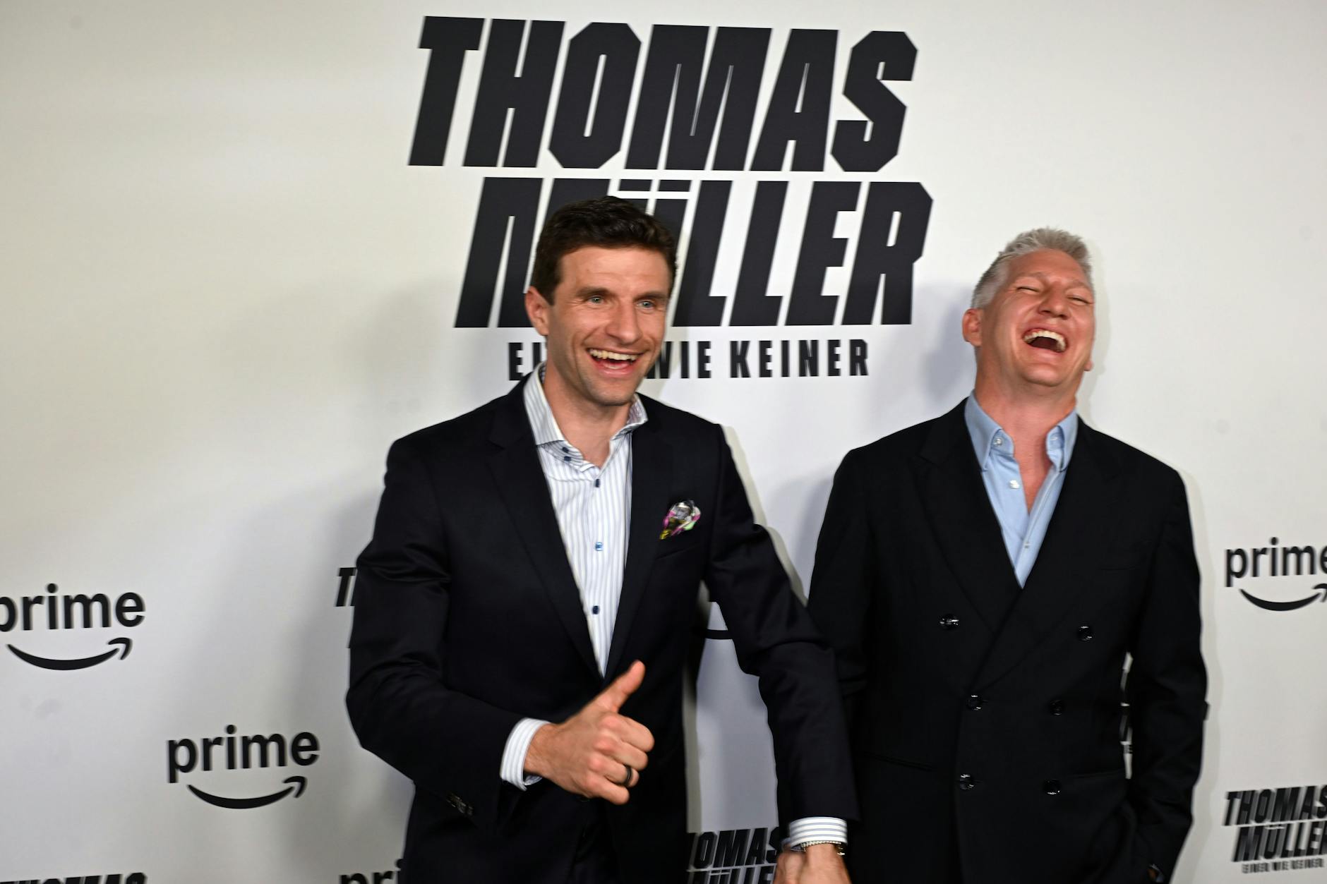 Thomas Müller (l.) scherzt bei der Premiere der Prime-Video-Dokumentation „Thomas Müller - Einer wie keiner“ so sehr, dass Bastian Schweinsteiger vor Lachen fast nach hinten über fällt.