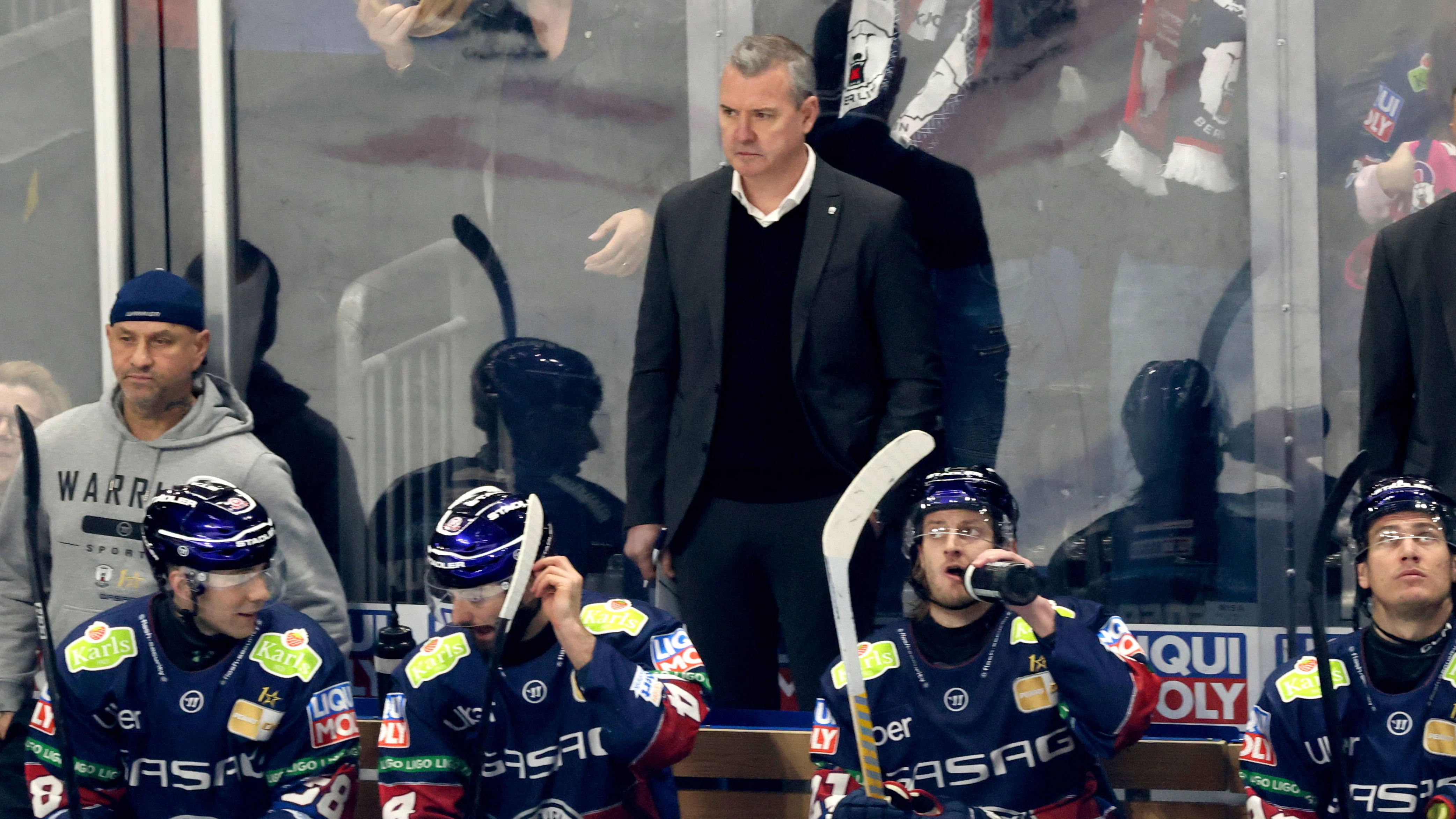 Bei aller Brisanz: Eisbären-Trainer Serge Aubin kann auch das Spiel in Ingolstadt eigentlich gewohnt entspannt verfolgen.