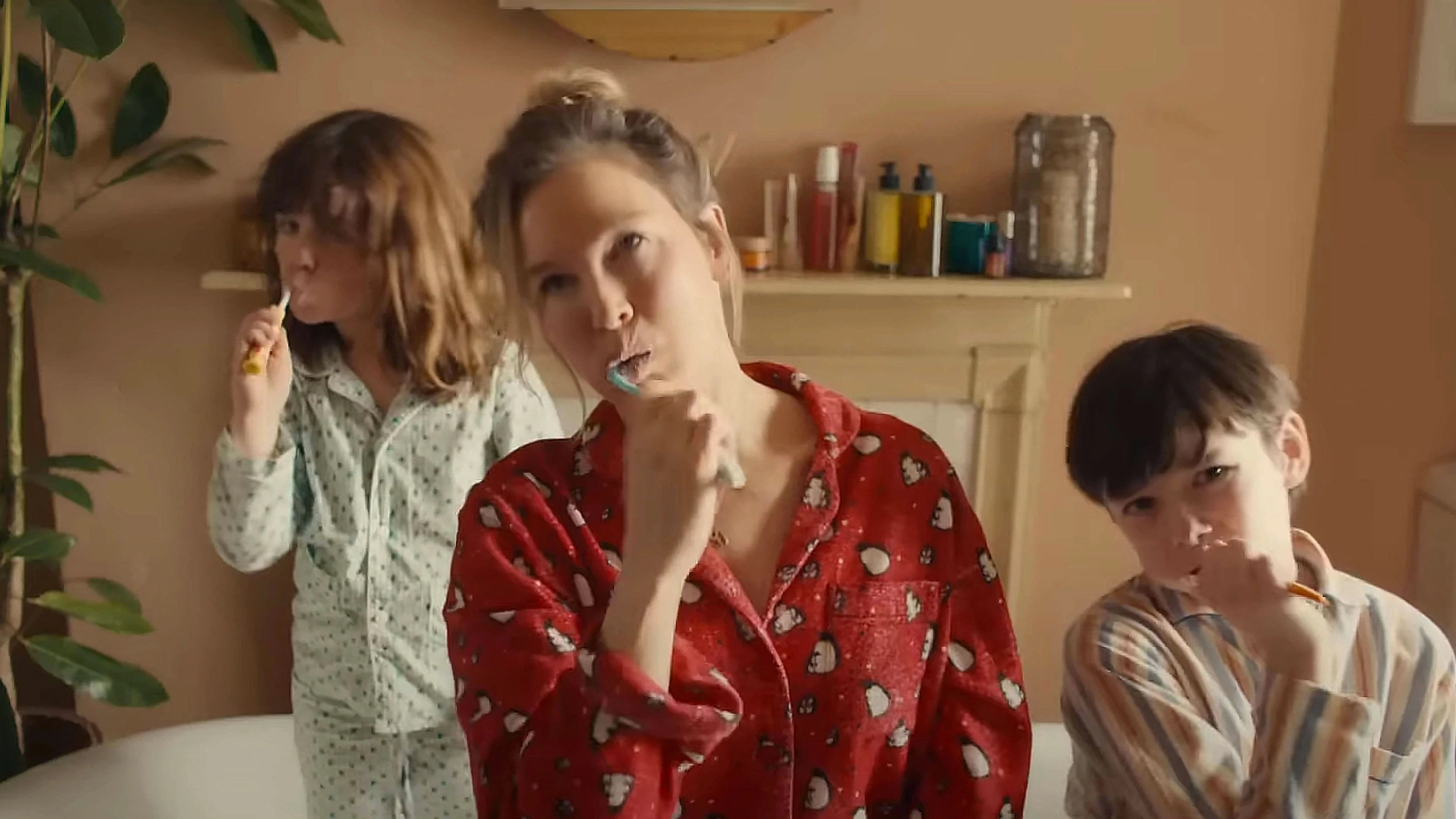 Pyjama muss sein, auch im neuen&nbsp;Bridget Jones-Film. Renée Zellweger Bridget als alleinerziehende Mutter von zwei Kindern in „Bridget Jones: Verrückt nach ihm.