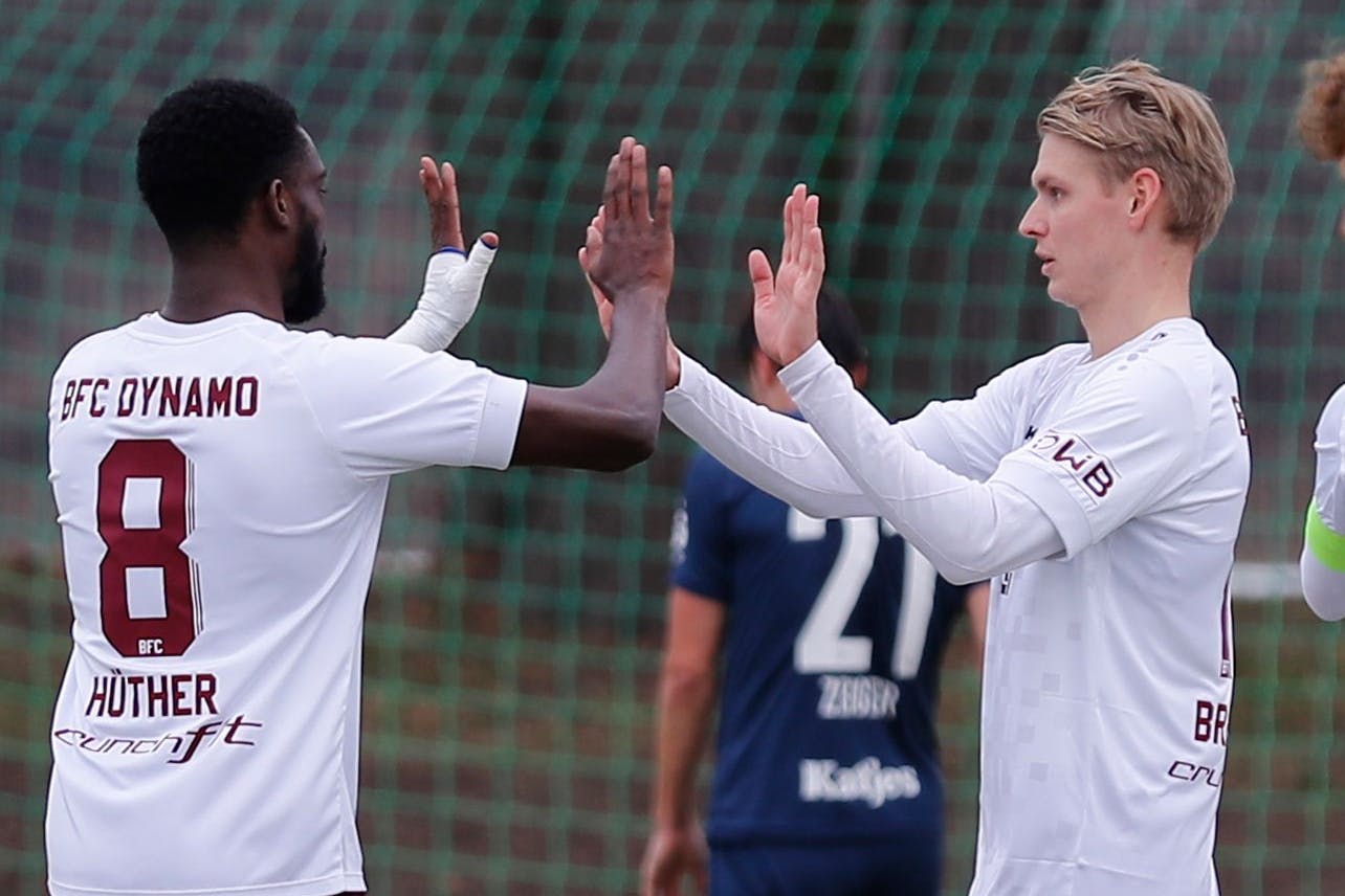 Joey Breitfeld (r.) klatscht beim Test in Babelsberg mit Mcmoordy Hüther ab.