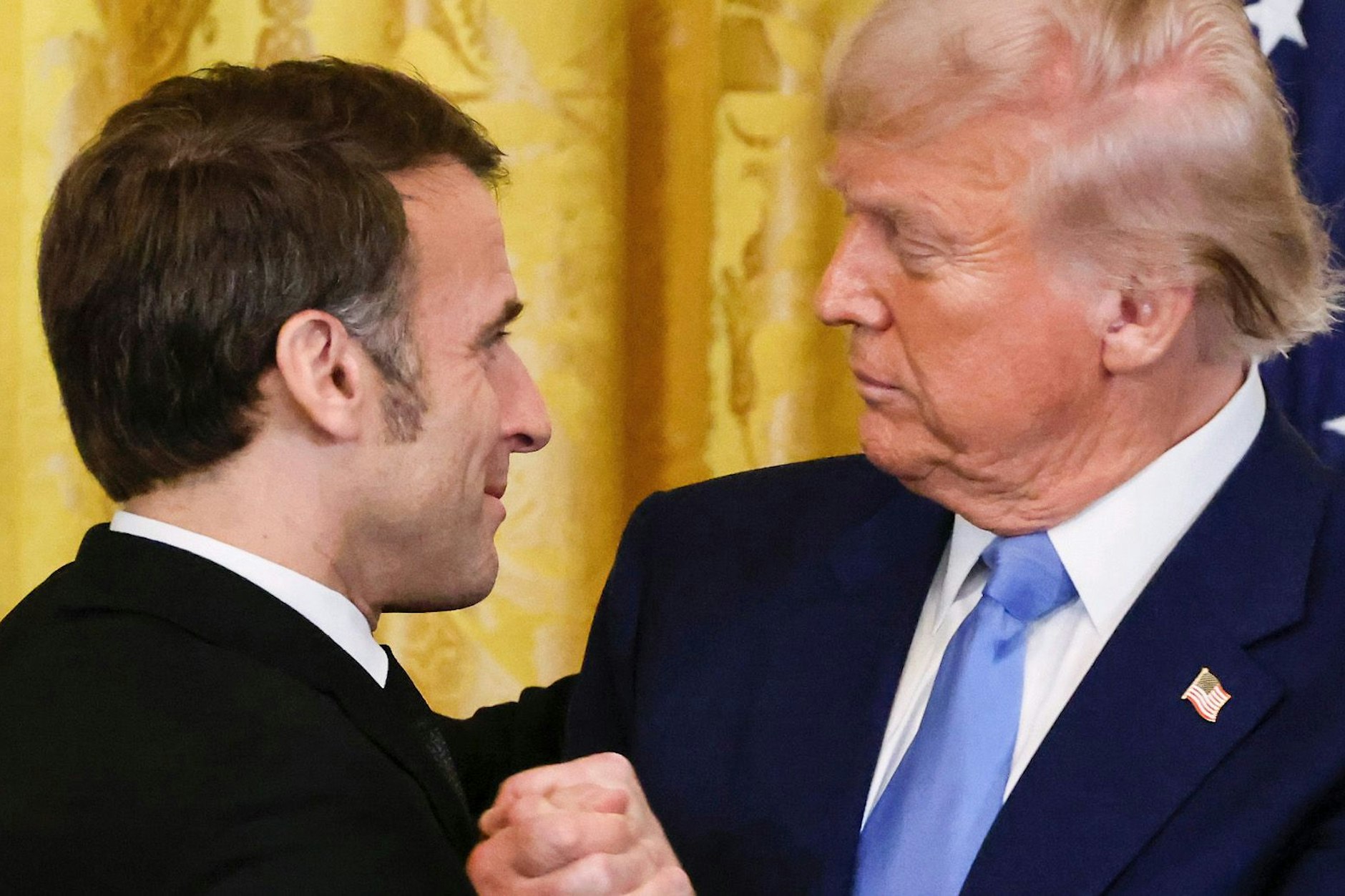 US-Präsident Donald Trump (r) und Frankreichs Präsident Emmanuel Macron schütteln sich nach einer gemeinsamen Pressekonferenz im Weißen Haus die Hände.