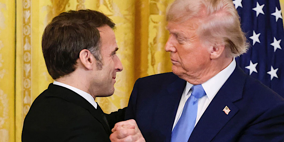 US-Präsident Donald Trump (r) und Frankreichs Präsident Emmanuel Macron schütteln sich nach einer gemeinsamen Pressekonferenz im Weißen Haus die Hände.