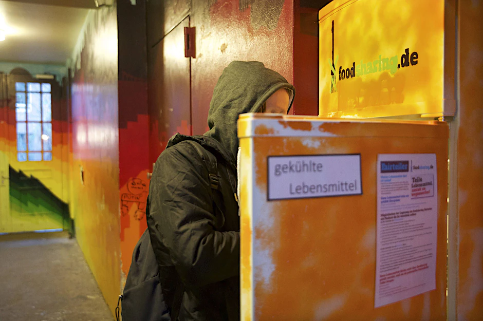 Mit einem öffentlichen Kühlschrank sollen in Friedrichshain-Kreuzberg Lebensmittel gerettet werden.