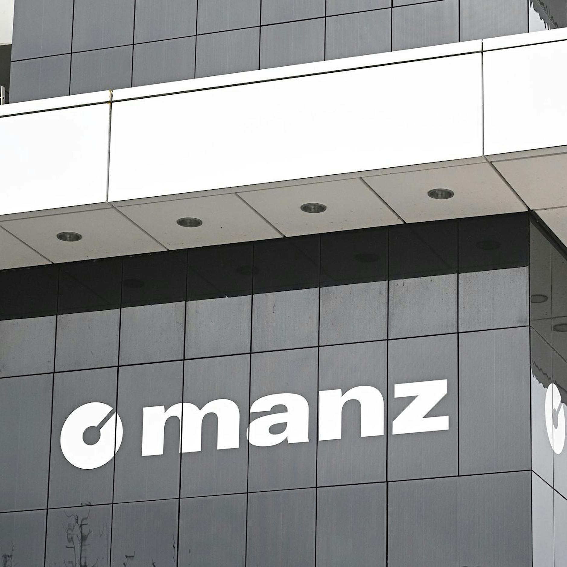 „Viele Arbeitsplätze erhalten“: Tesla kauft Teile des insolventen Maschinenbauers Manz