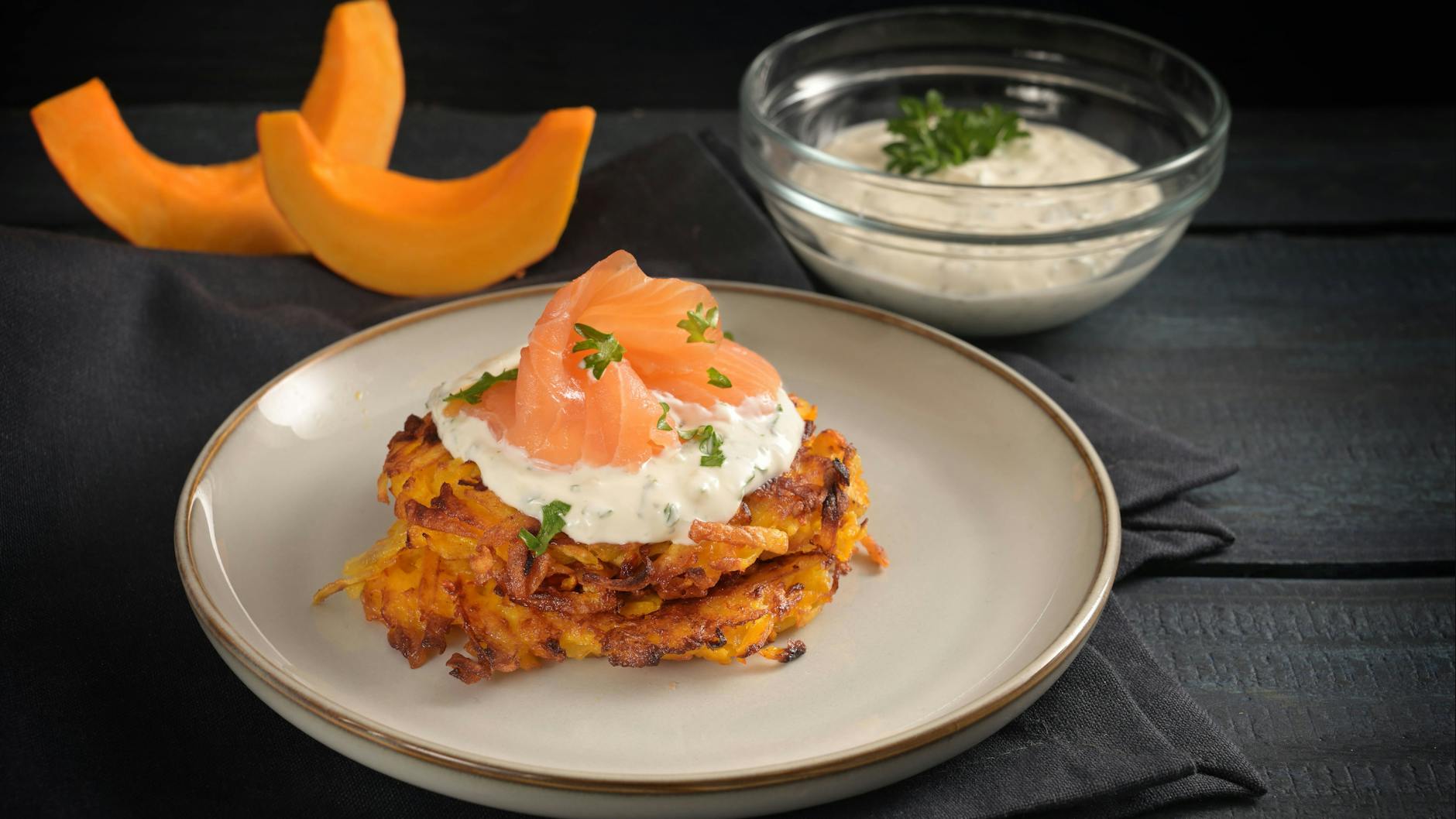 Kartoffelpuffer mit Kürbis schmecken mit einem Schnittlauch-Dip besonders lecker.