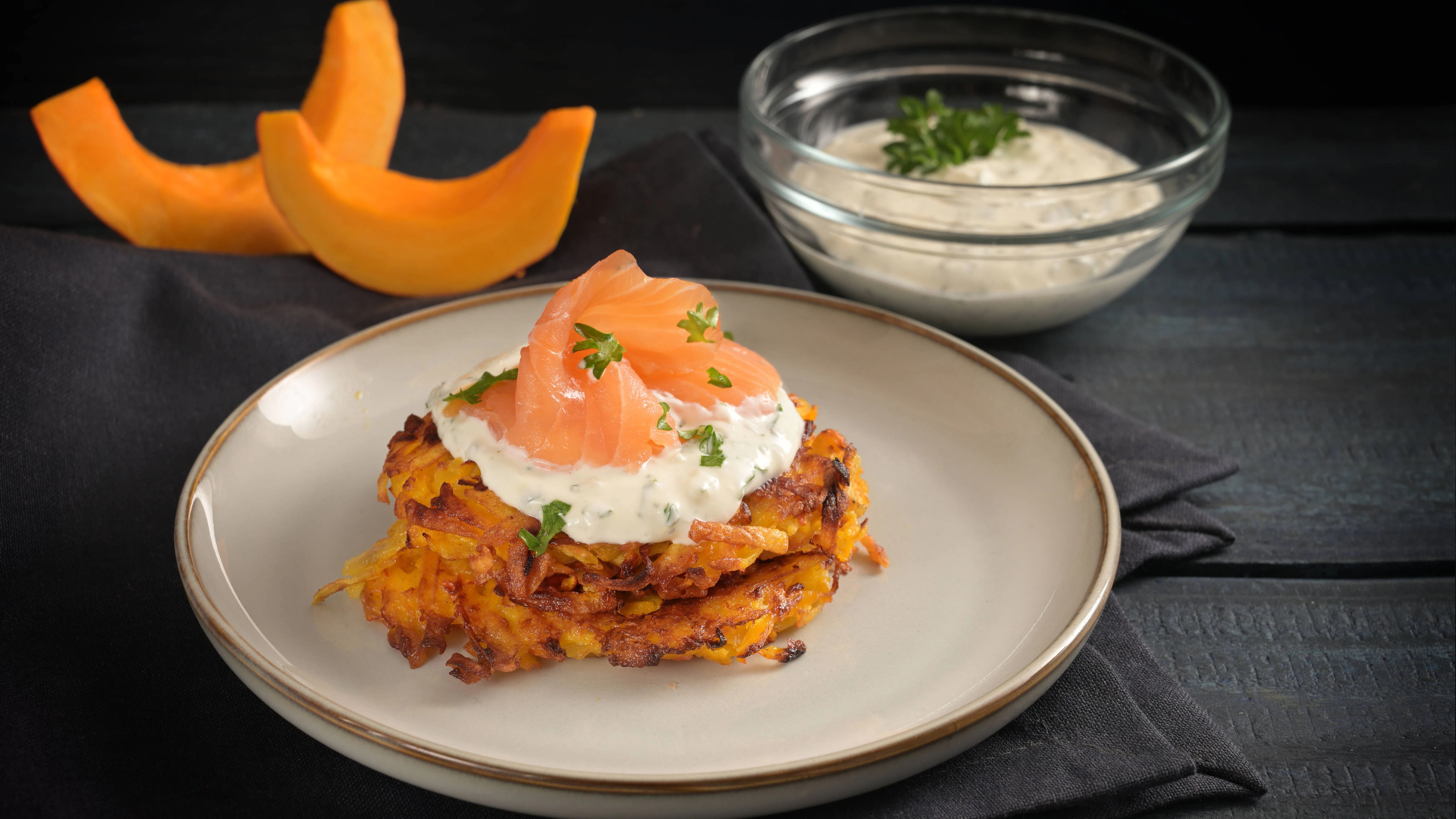 Kartoffelpuffer mit Kürbis schmecken mit einem Schnittlauch-Dip besonders lecker.