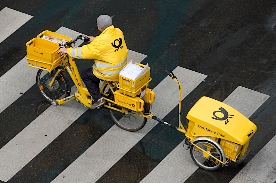 Die Deutsche Post streicht Stellen.
