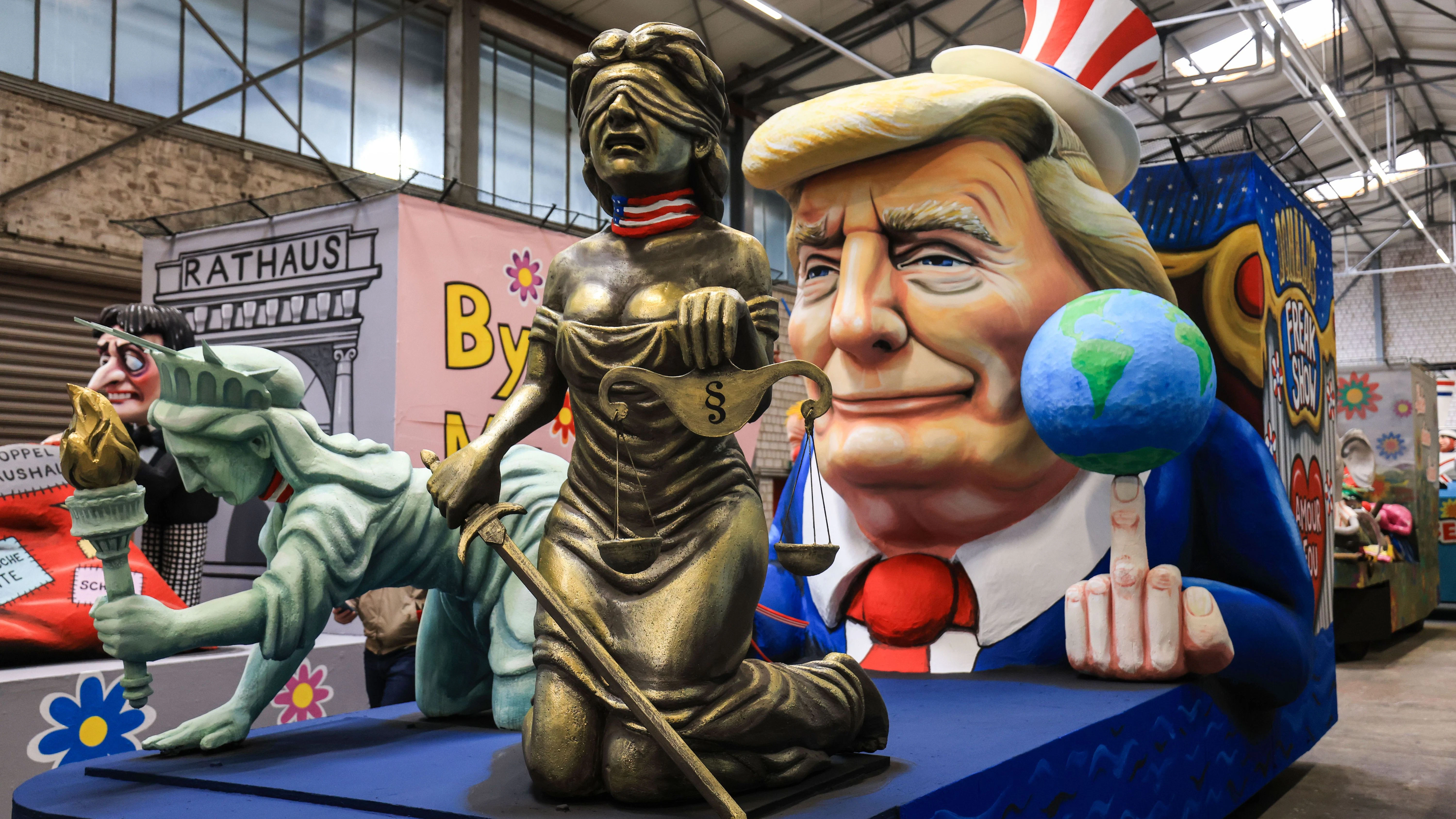 US-Präsident Donald Trump&nbsp;als Zirkusdirektor führt Recht und Freiheit an der Leine, die Welt jongliert er auf dem „Stinkefinger“.&nbsp; Ein Motivwagen des Kölner Rosenmontagszuges in der Wagenhalle.