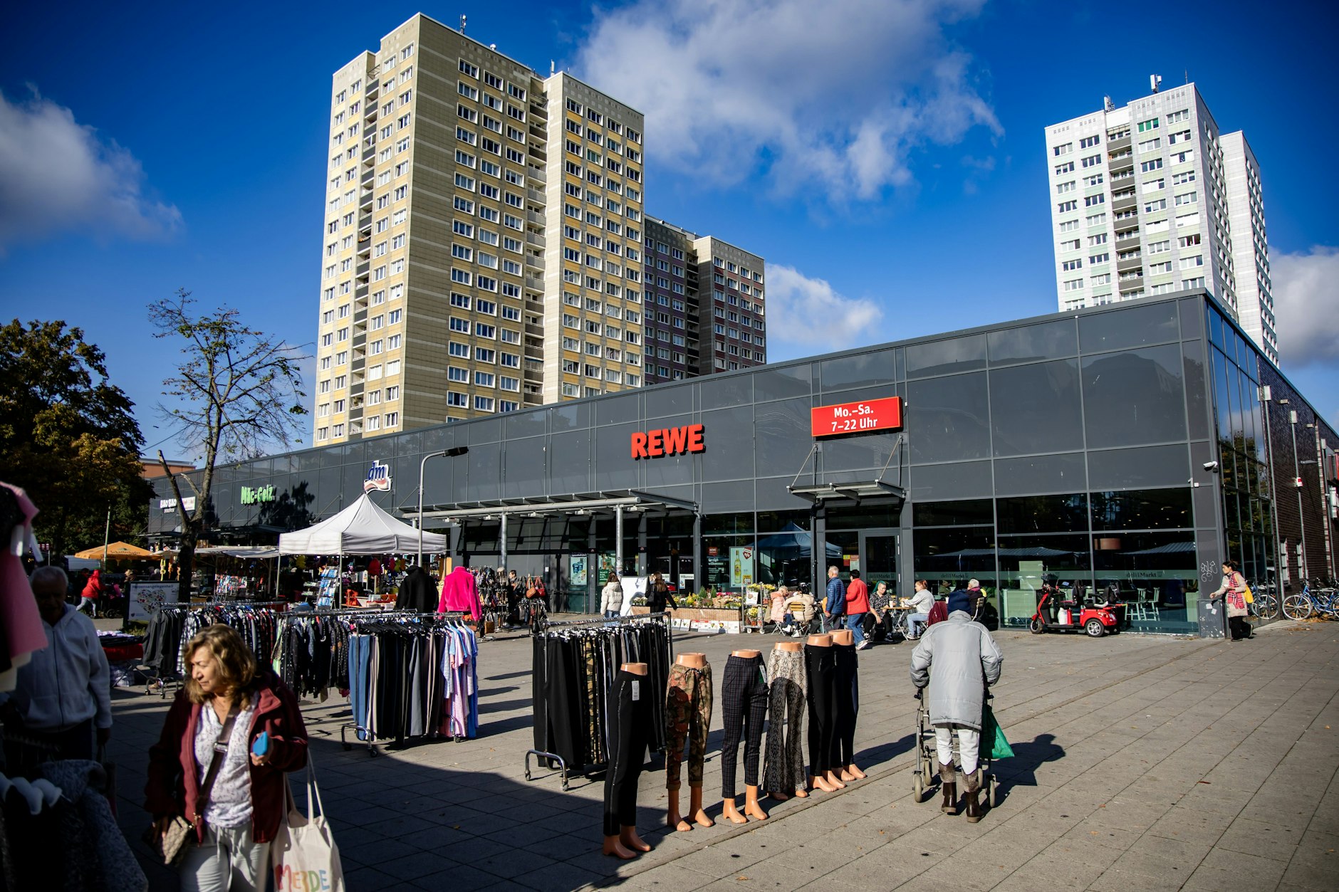 Blick auf den Heinrich-Dathe-Platz gegenüber dem Tierpark in Berlin-Lichtenberg