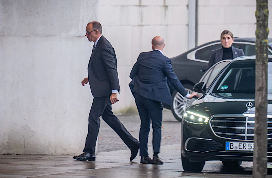 Friedrich Merz (CDU), Unions-Kanzlerkandidat und CDU Bundesvorsitzender, steigt am Bundeskanzleramt aus dem Auto, um sich mit Bundeskanzler Scholz (SPD) zu einem Gespräch zu treffen.