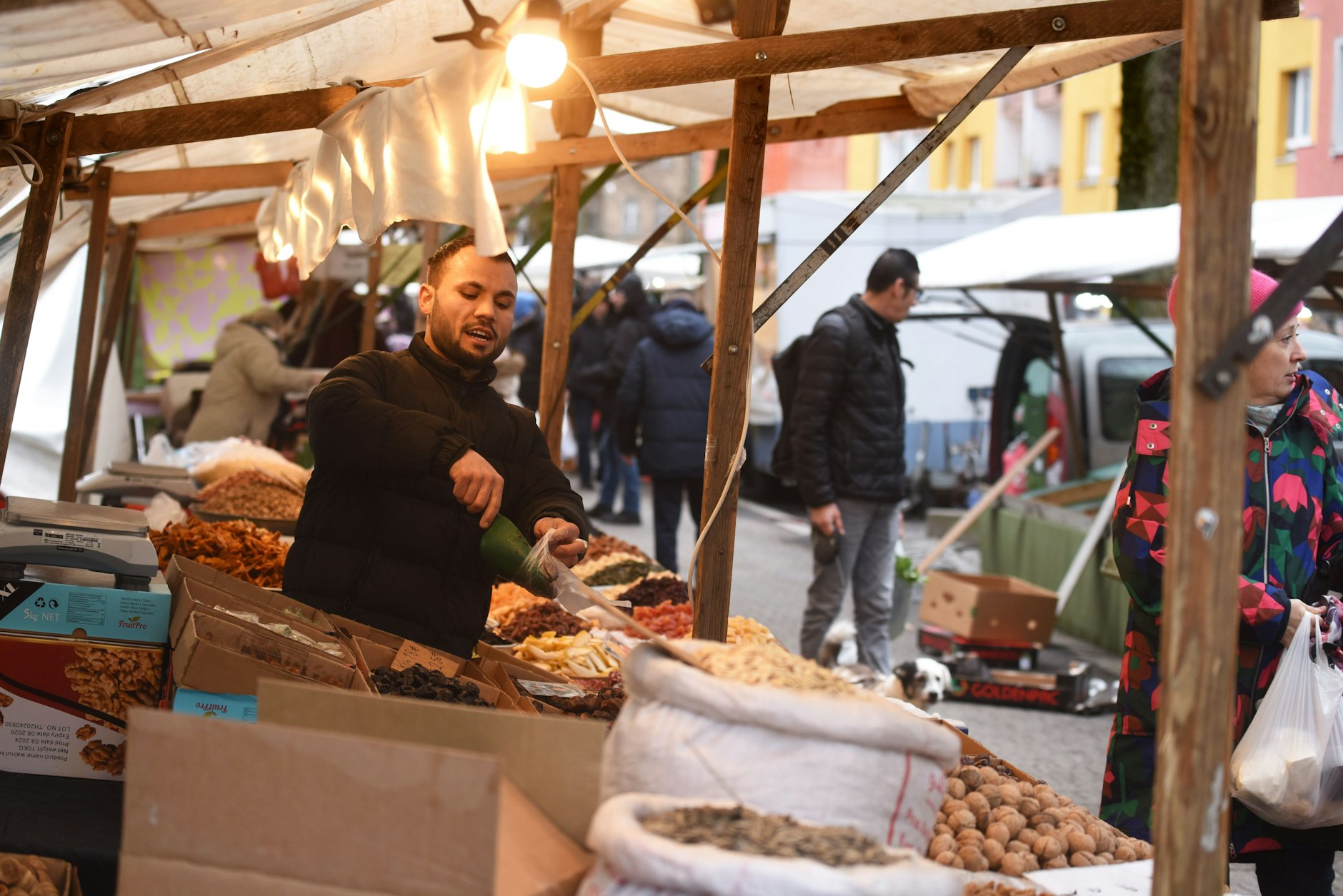 Um vendedor de nozes e frutas secas no mercado semanal