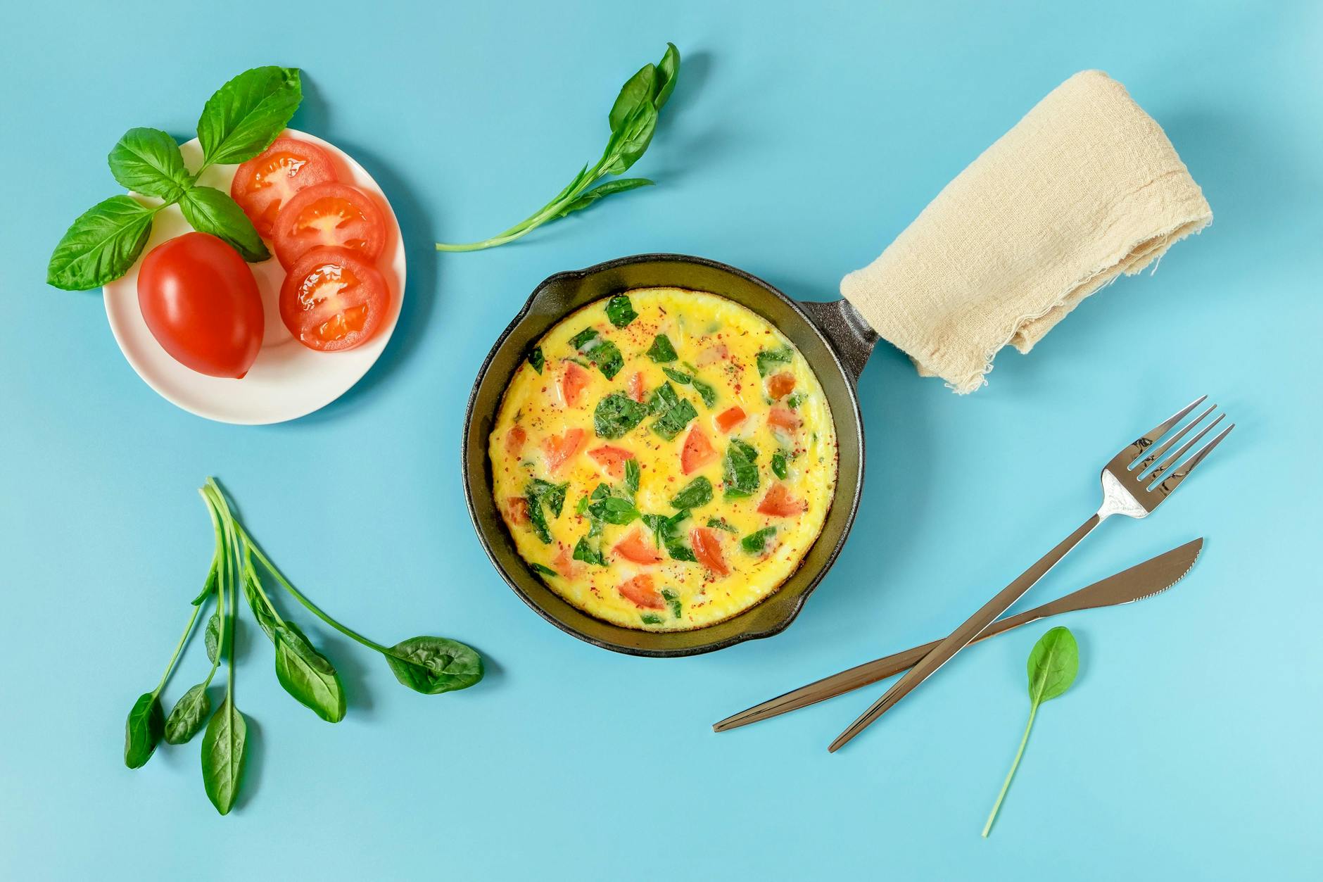 Abendbrot-Rezepte müssen schnell gehen und gesund sein, wie dieses Rührei mit Spinat.