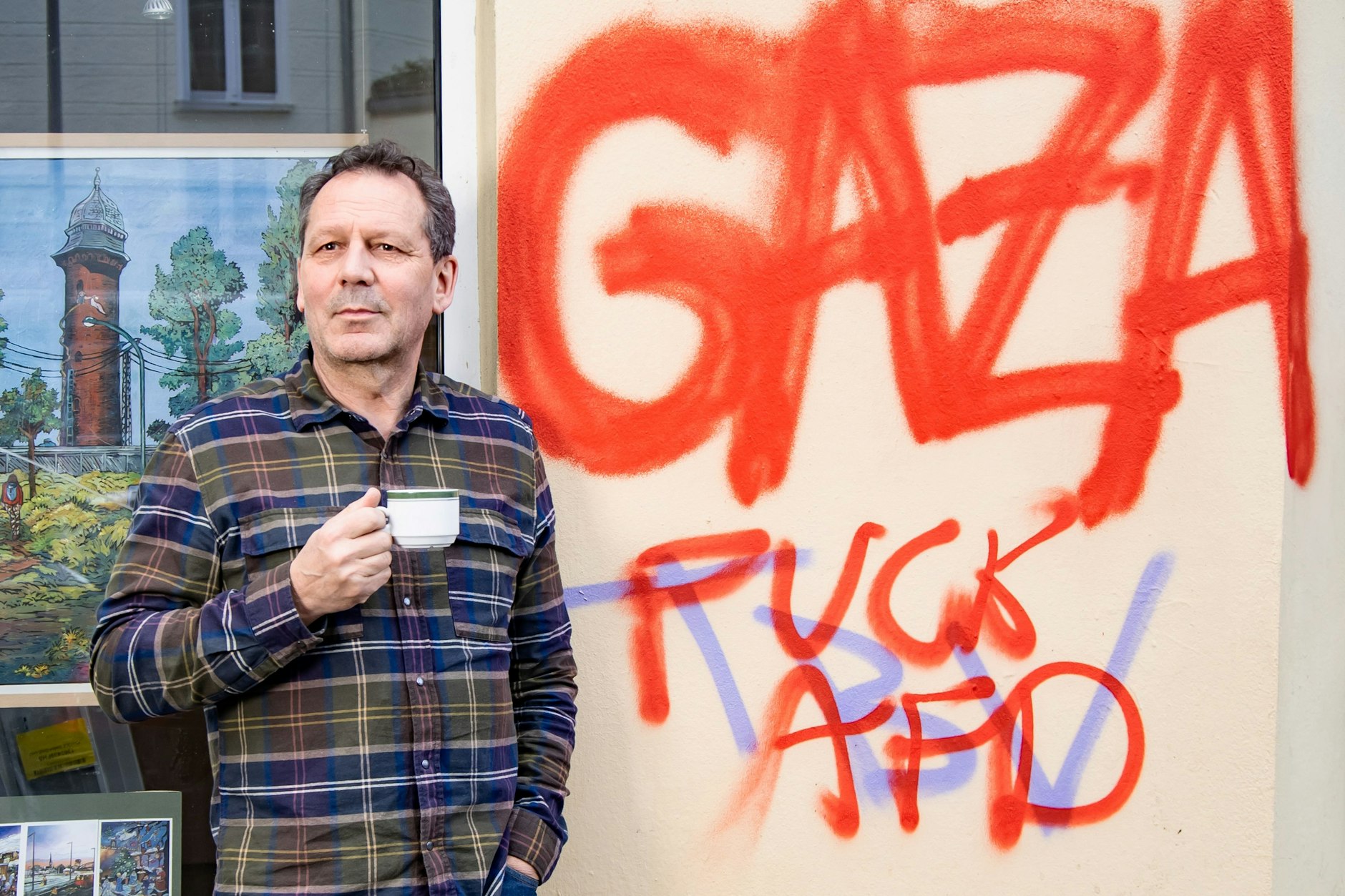 Tim Johannson vor seinem Laden am Boxhagener Platz.