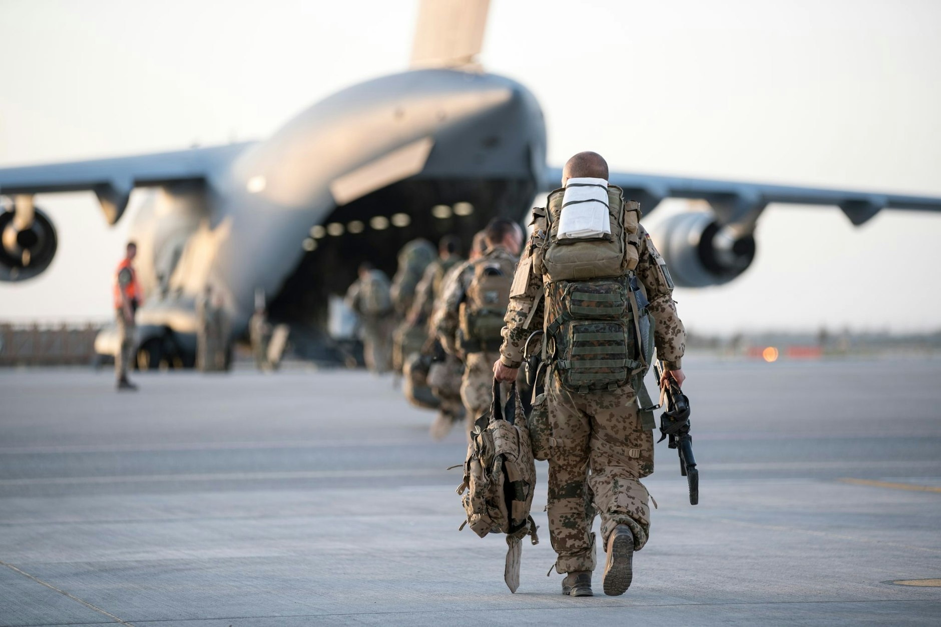 Soldados de la Bundeswehr suben a un vehículo de transporte militar.