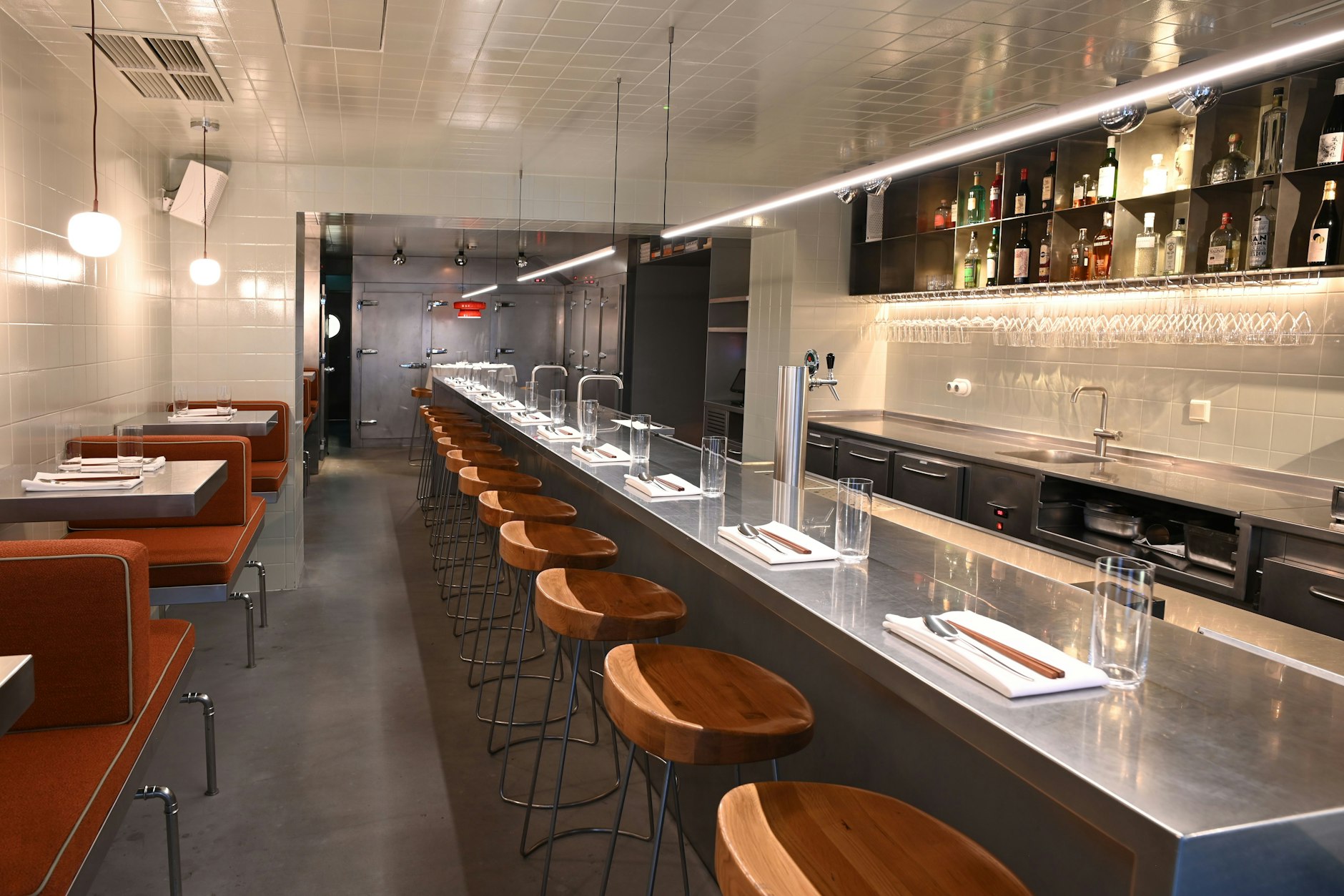 An der Theke ergibt sich der Plausch von ganz allein, auch zwischen Gast und Koch.