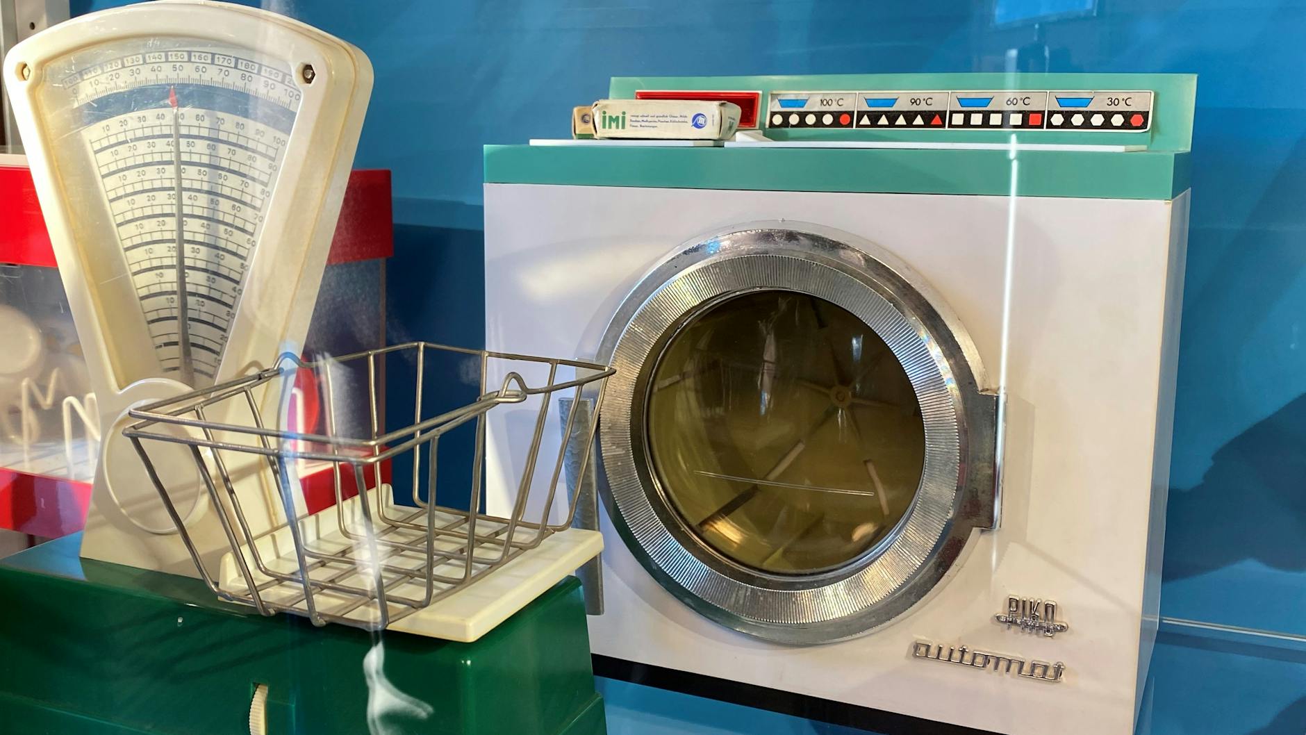 Als Spielzeug in der DDR sehr begehrt und in der Museumsschau zu sehen: Die Waschmaschine von Piko (kostete 37,50 DDR-Mark) und eine Waage für den Kaufmannsladen (15,80 DDR-Mark).
