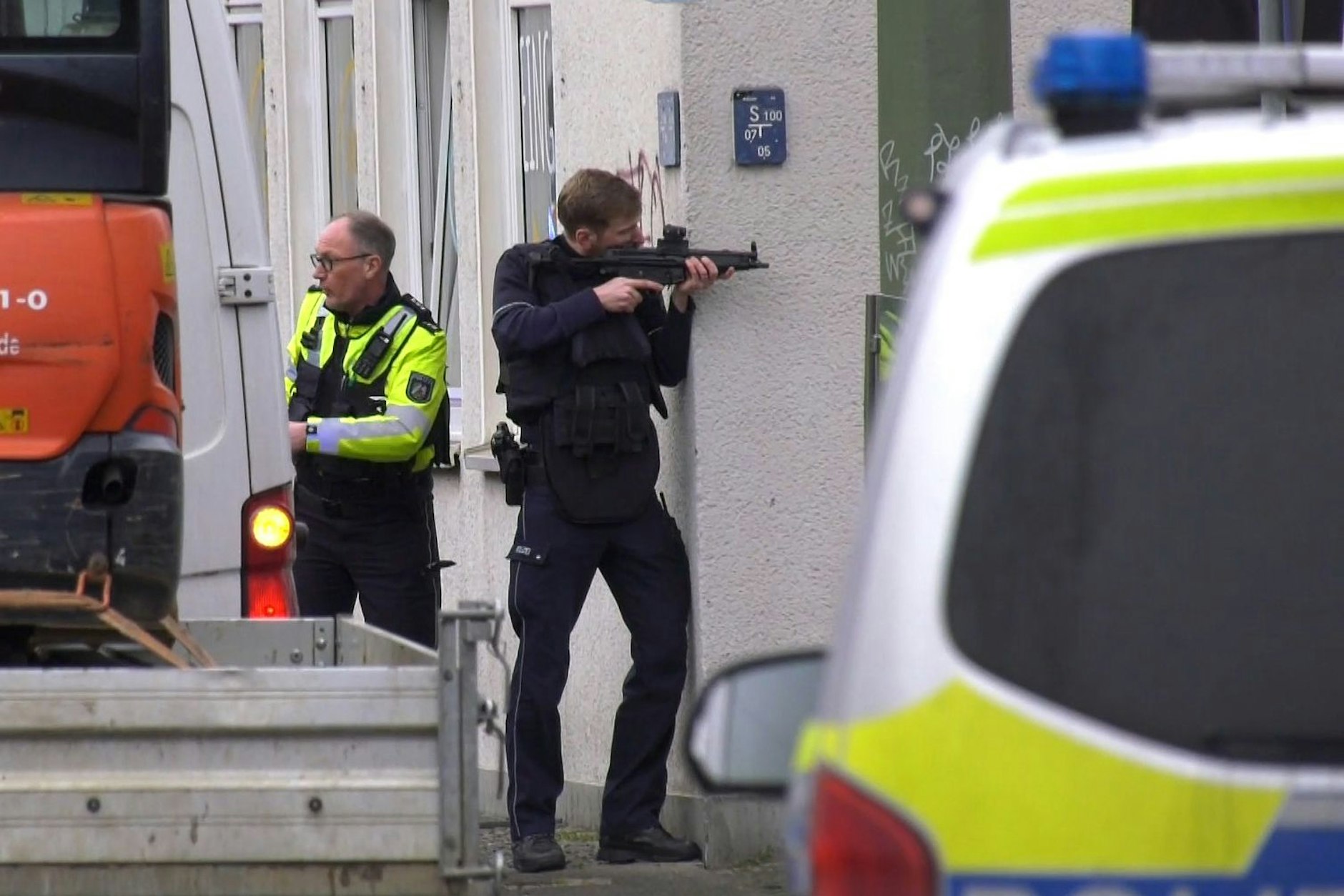 Polizisten sind im Einsatz. In der Nähe des Landgerichts von Bielefeld gibt es einen großen Polizeieinsatz. 