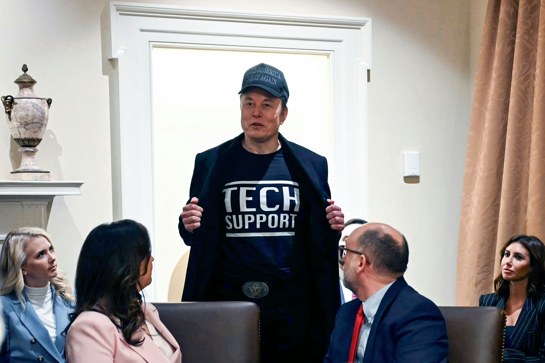 Elon Musk spricht während der ersten Kabinettssitzung von US-Präsident Trump nach dessen Wiederwahl im Weißen Haus.