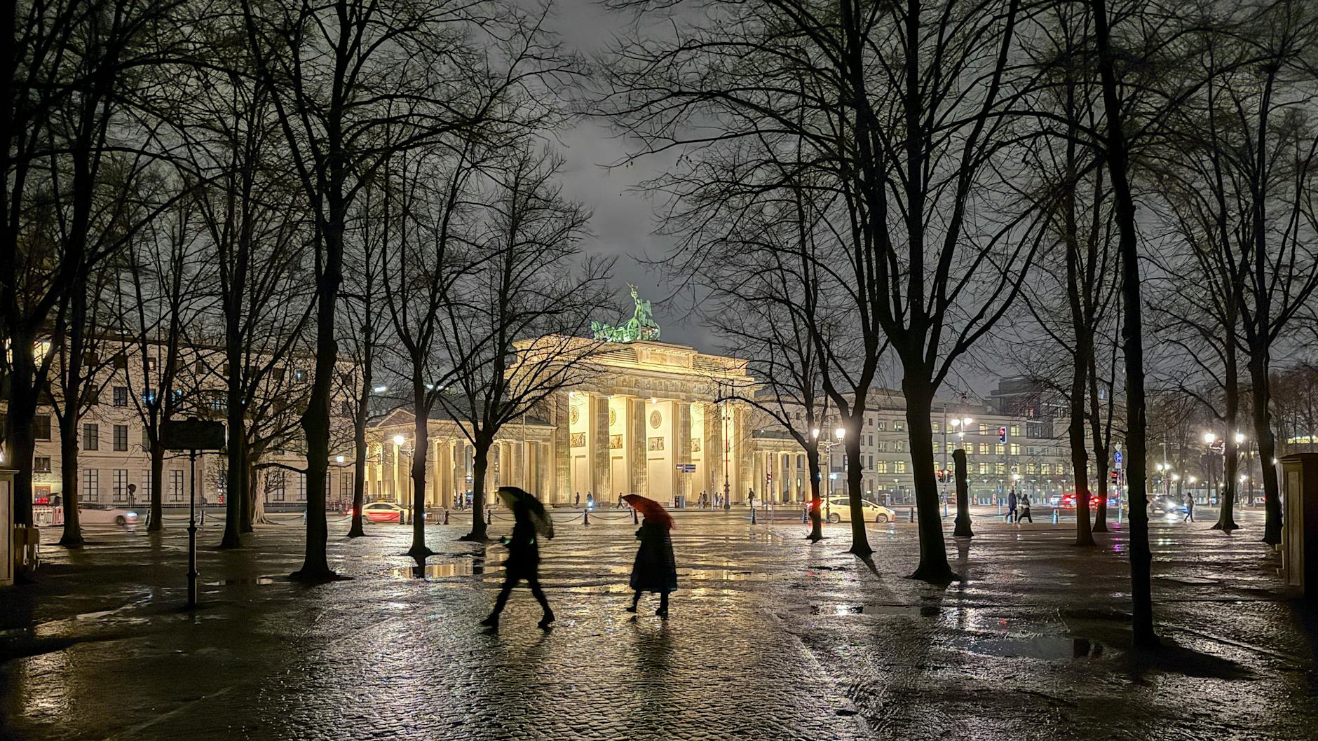 Im regnerischen Grau glänzt wenigstens das Brandenburger Tor mit ein wenig Farbe.