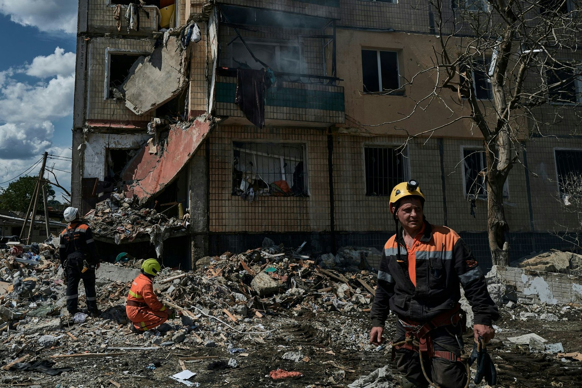 Trabajadores de rescate ucranianos después de que un cohete impactara un edificio residencial en Krivói Rih.