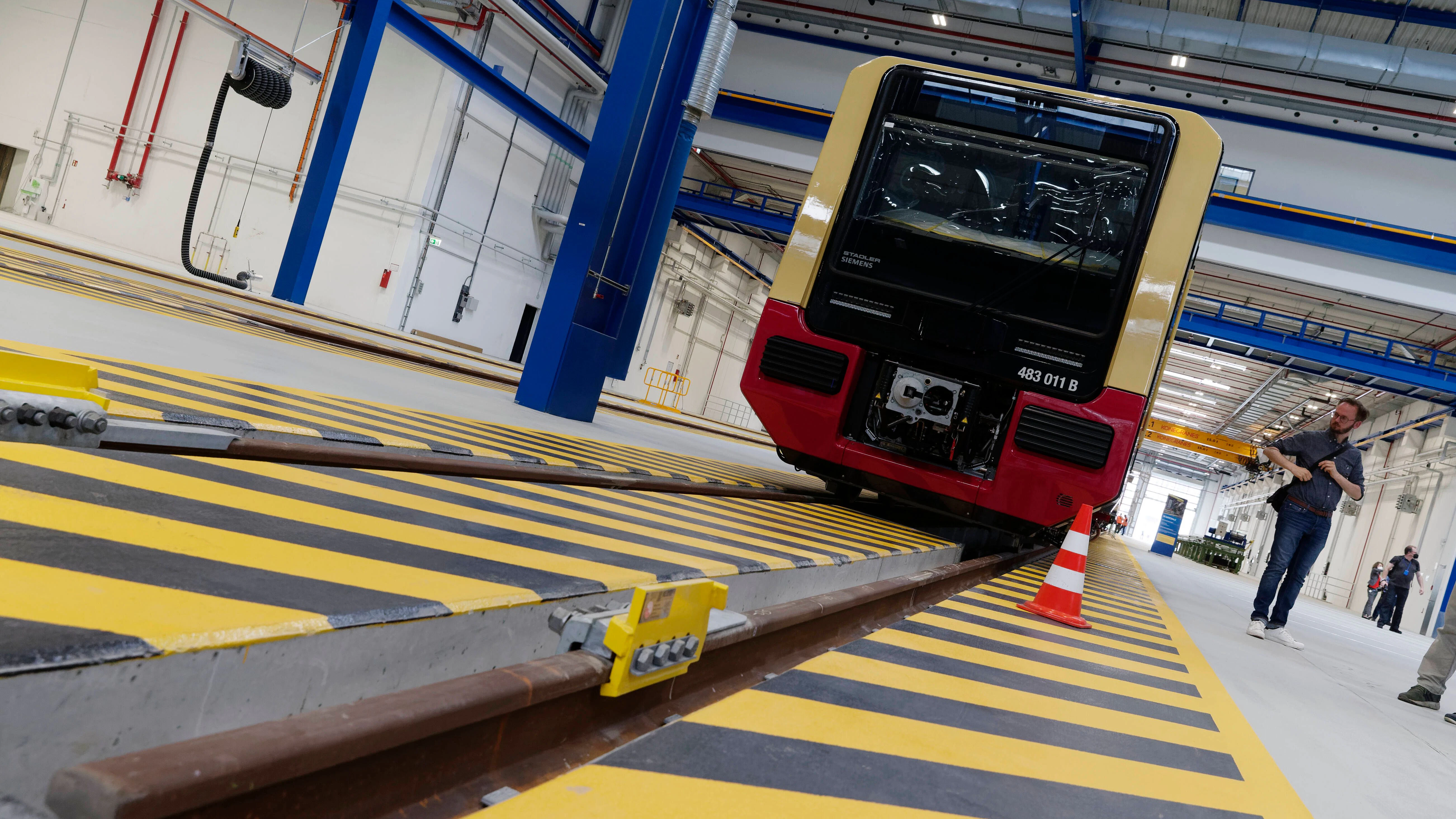 Neue S-Bahn in neuer Stadler-Montagehalle in Pankow. Die Halle wurde 2021&nbsp; für 70 Mio. gebaut. Nun will der Schweizer Schienenfahrzeughersteller Stadler sparen.