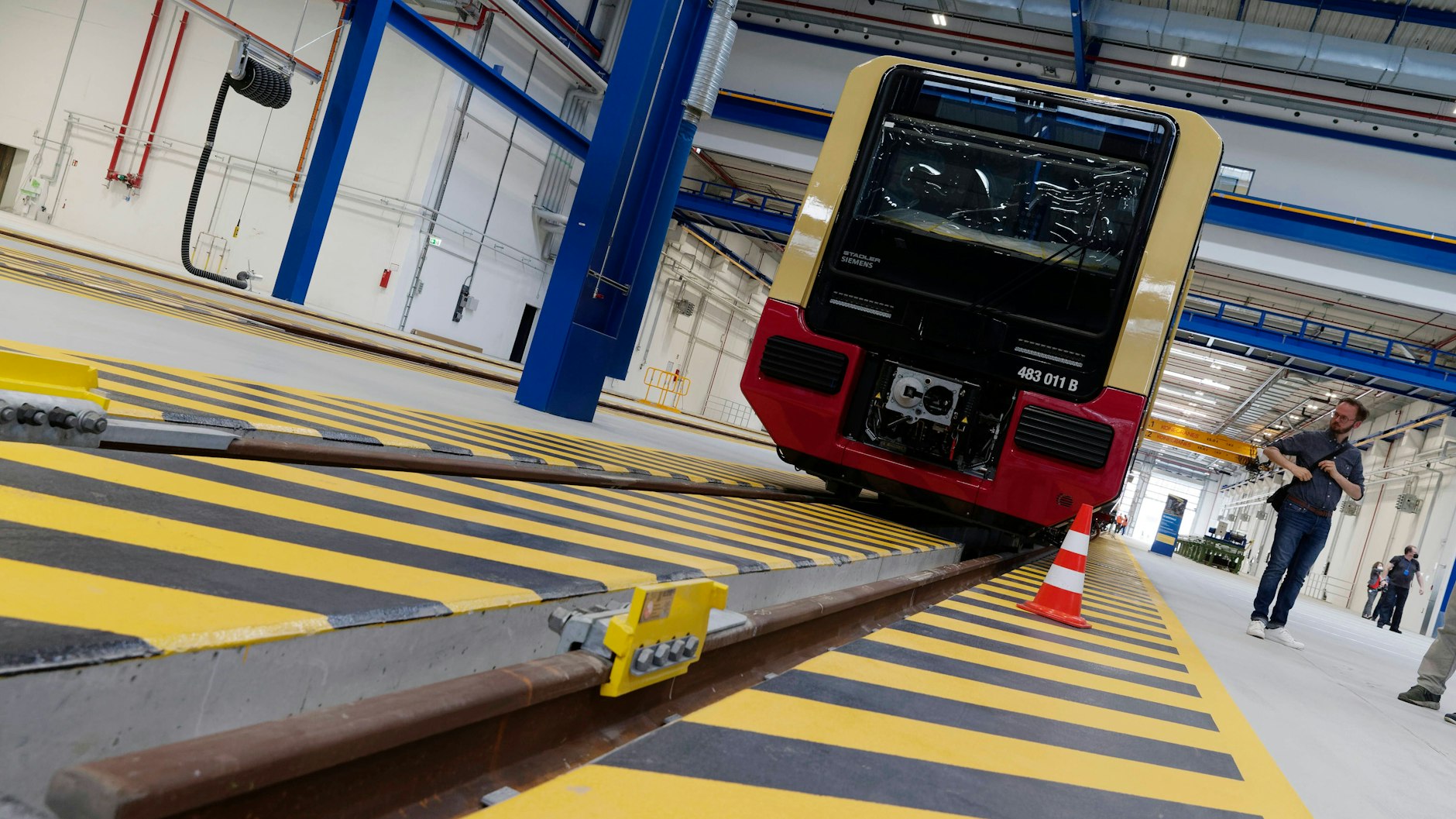 Neue S-Bahn in neuer Stadler-Montagehalle in Pankow. Die Halle wurde 2021&nbsp; für 70 Mio. gebaut. Nun will der Schweizer Schienenfahrzeughersteller Stadler sparen.