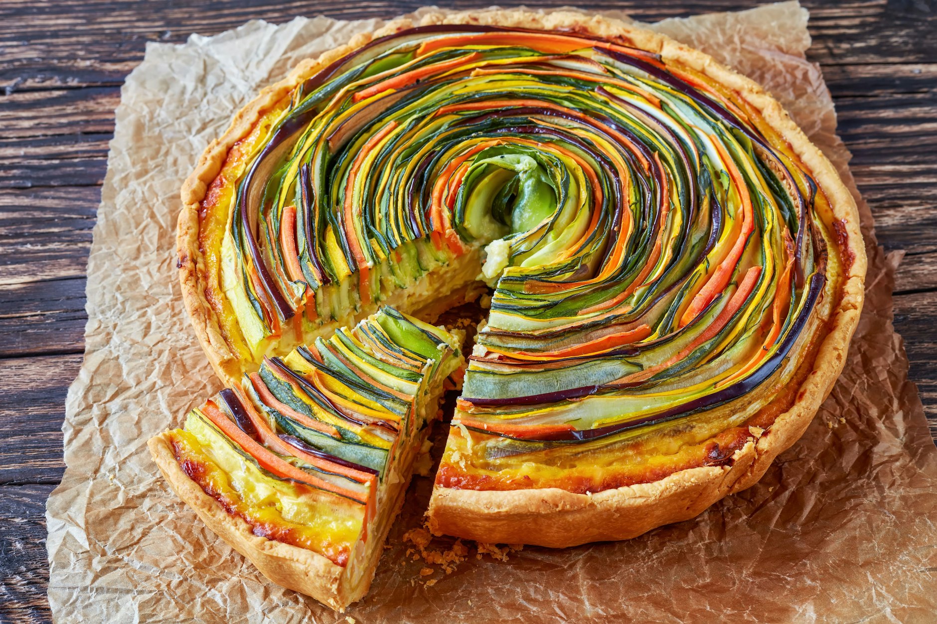 Das Auge isst mit! Und lecker ist diese Gemüse-Tarte in Spiralform zudem.