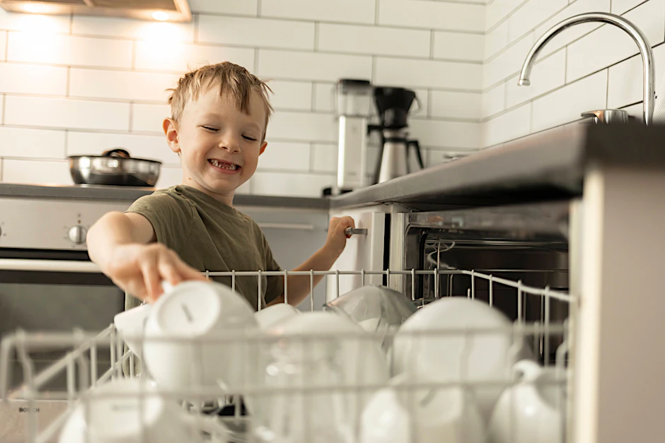 Heute können Kinder an echten Geschirrspülmaschinen ihren Einsatz zeigen. In der DDR war man schon zufrieden, wenn man so ein Gerät als Spielzeug hatte.