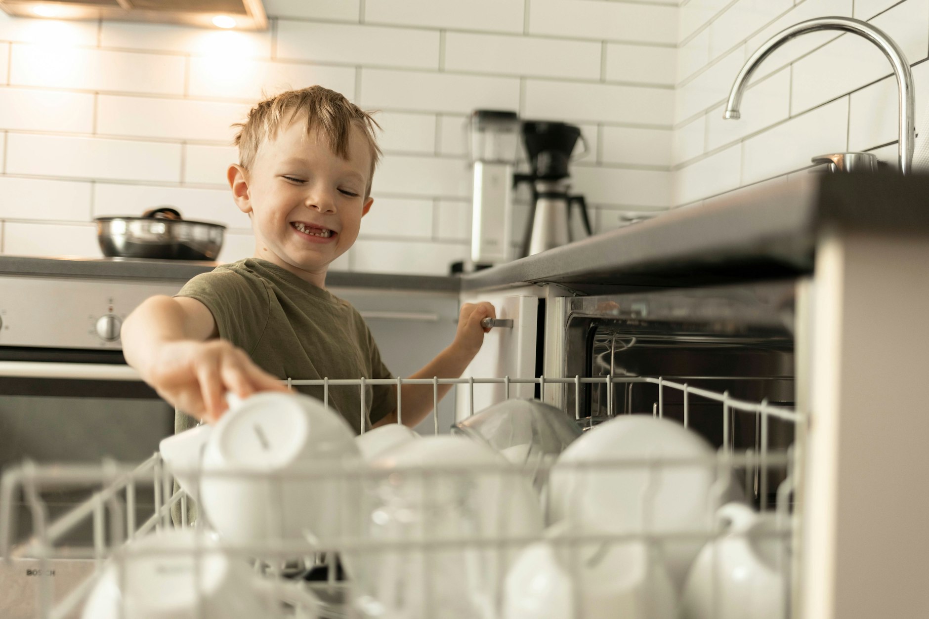 Heute können Kinder an echten Geschirrspülmaschinen ihren Einsatz zeigen. In der DDR war man schon zufrieden, wenn man so ein Gerät als Spielzeug hatte.