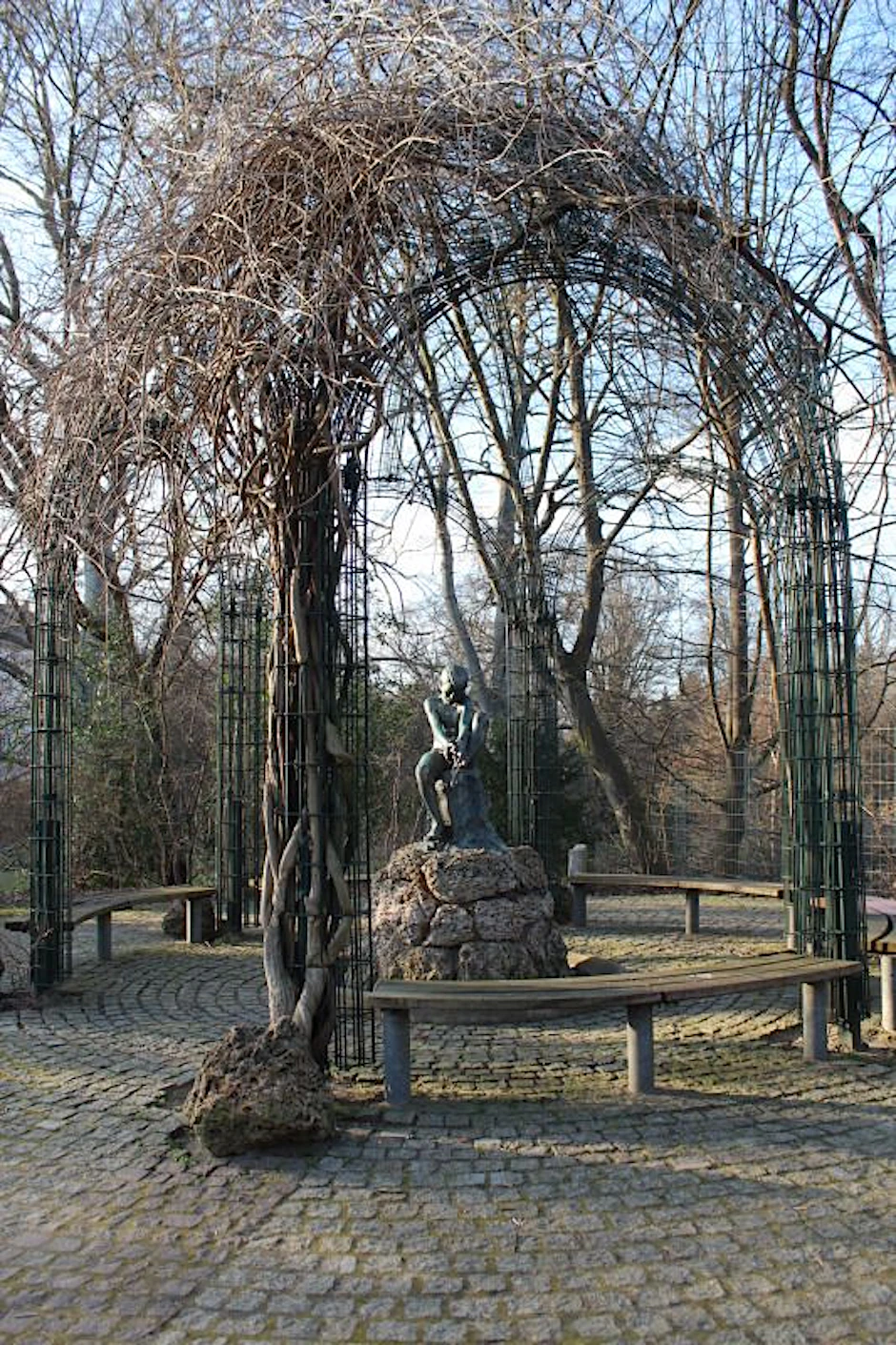 In Tempelhof-Schöneberg wurde eine Bronze-Statue geklaut.