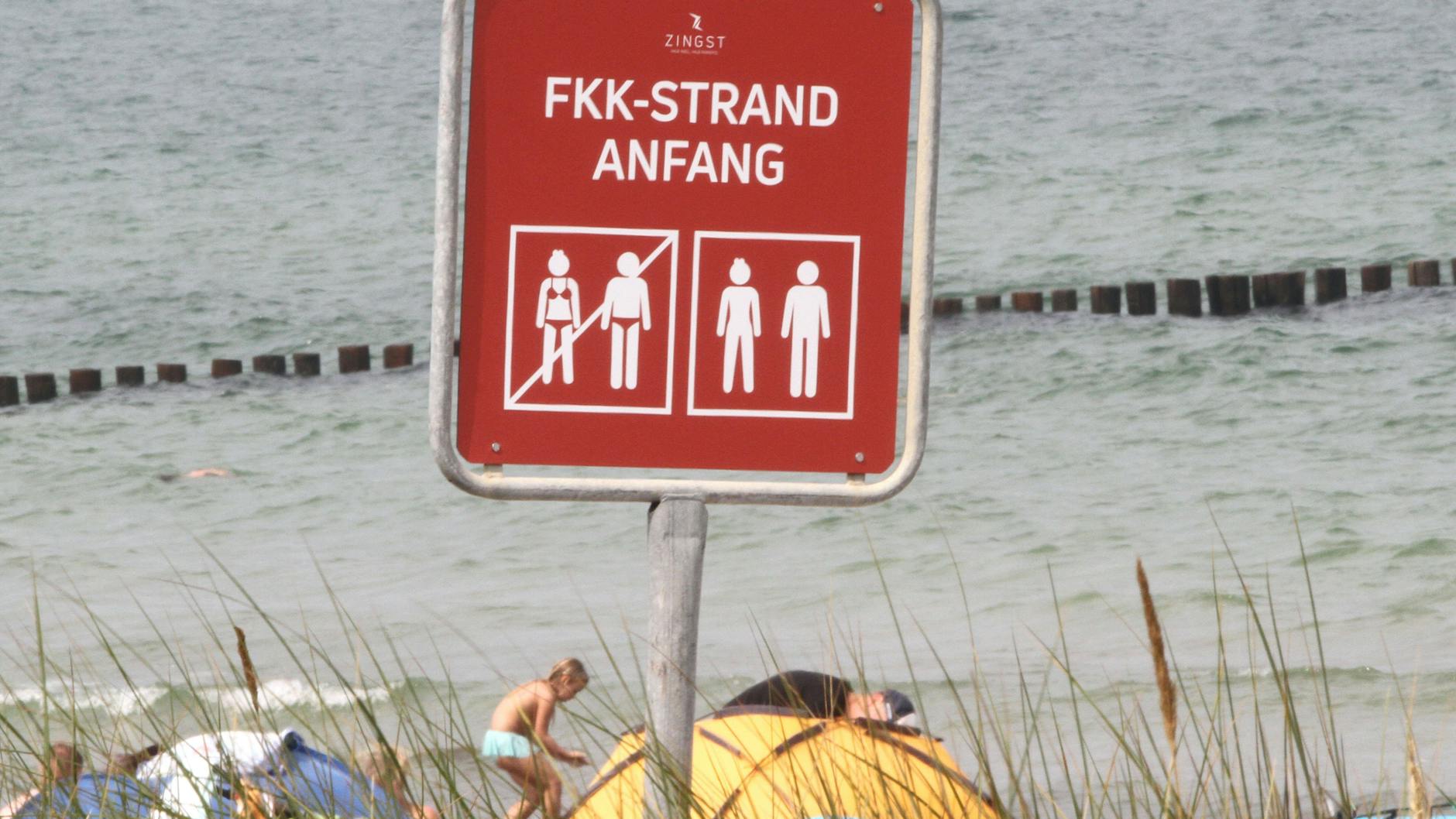 Eigentlich zeigen schon jetzt die FKK-Strandschilder an der Ostsee, welche Kleiderordnung erlaubt ist.
