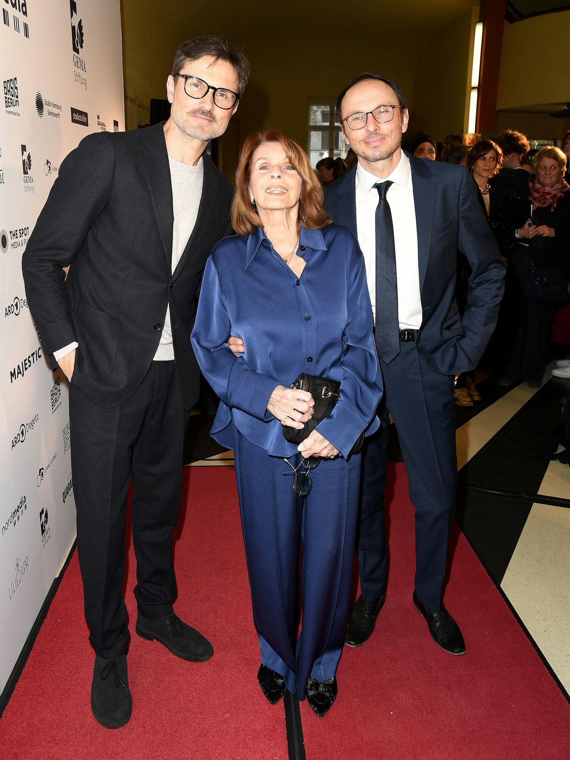 Senta Berger mit ihren Söhnen Simon (52, links) und Luca Verhoeven (46) bei der DAfFNE-Verleihung in Berlin.