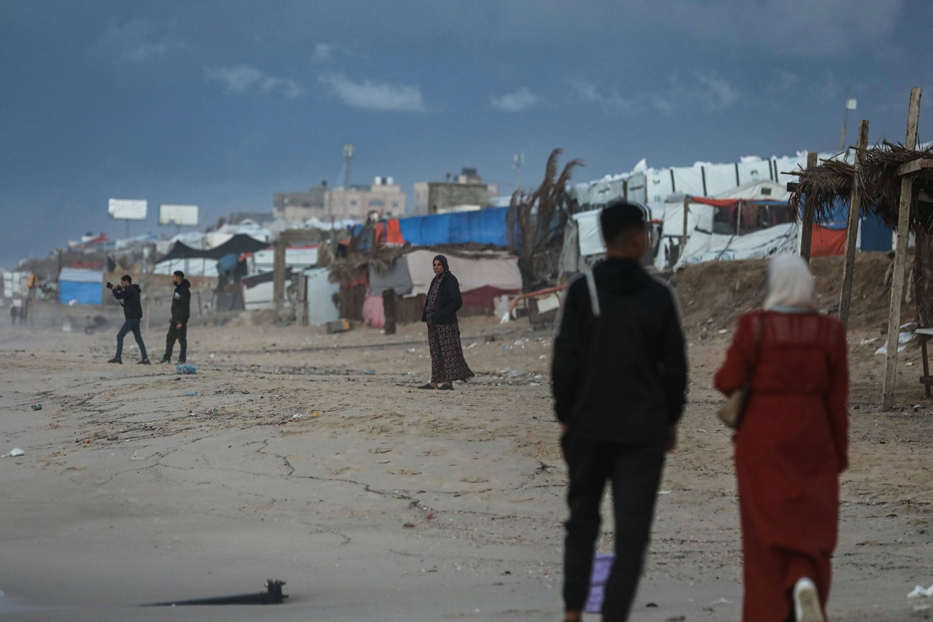 Palästinenser am Strand von Gaza. Das Gebiet ist komplett verwüstet und zerstört. Donald Trump will ein Ferienparadies draus machen.