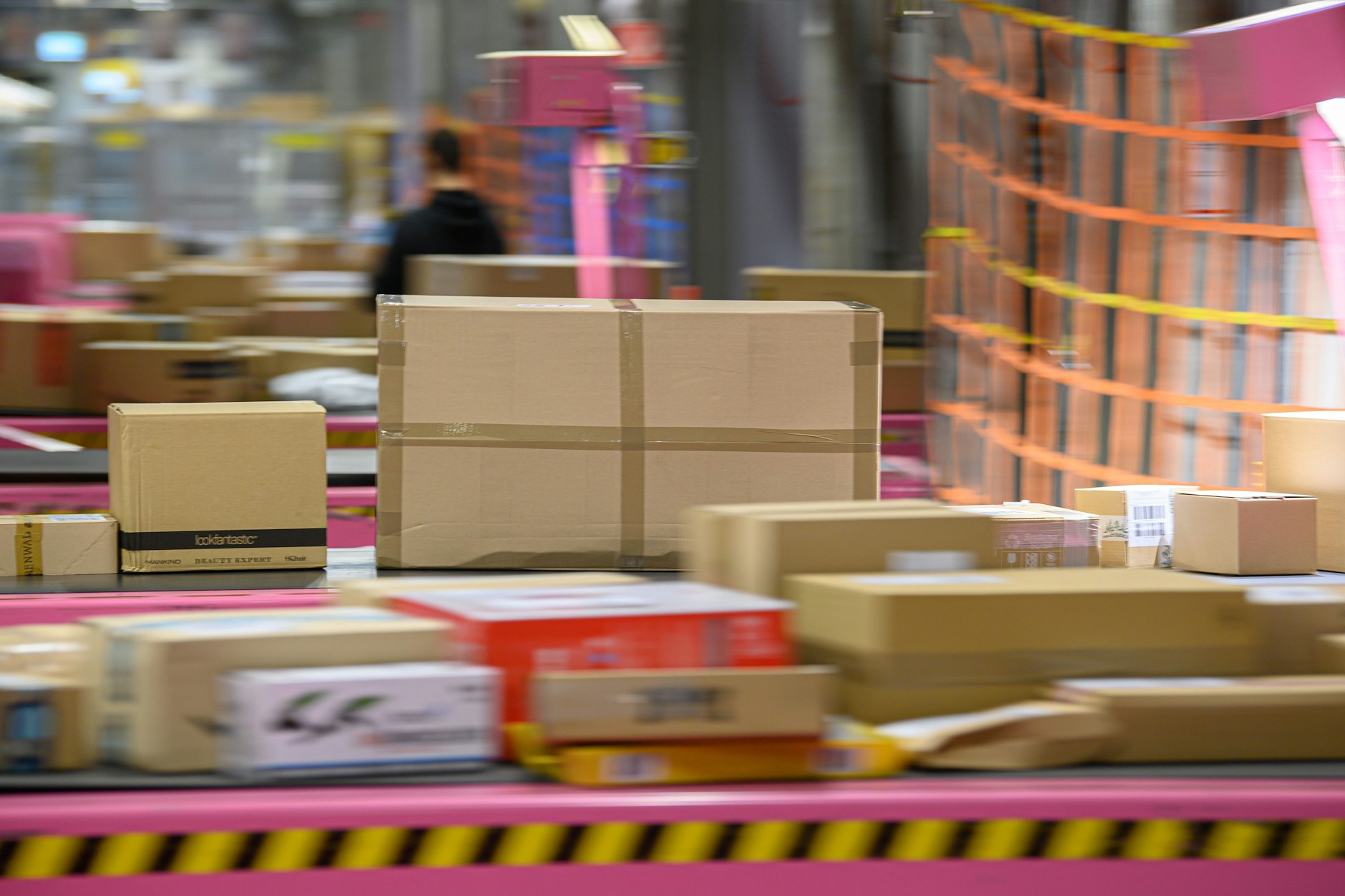 Pakete liegen im DHL-Paketzentrum auf einem Transportband. Am Mittwoch werden keine Pakete ausgeliefert.