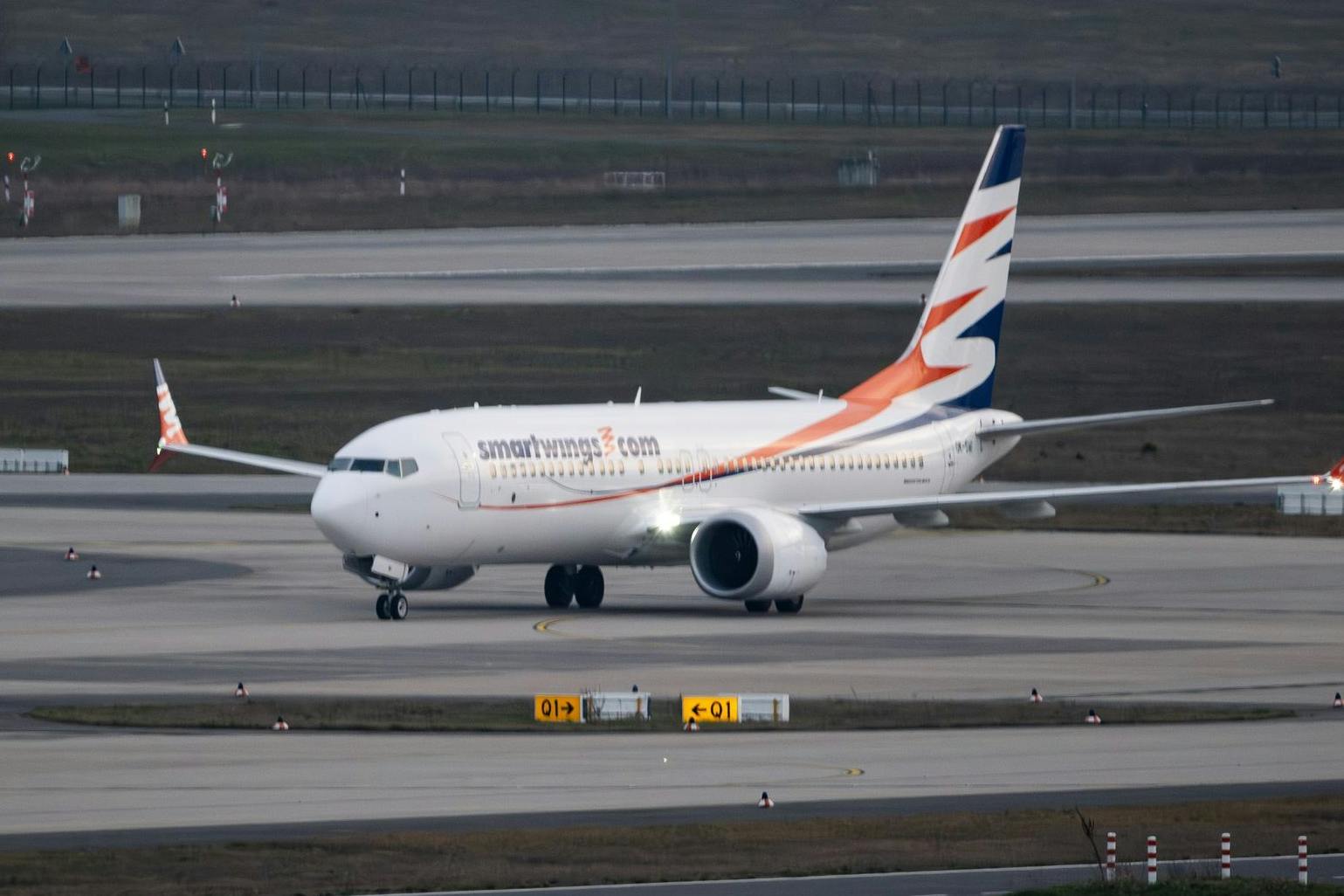 Eine Boeing 737 MAX 8 der Fluggesellschaft Smartwings.com ist aus Islamabad über Dubai kommend auf dem Flughafen BER gelandet.