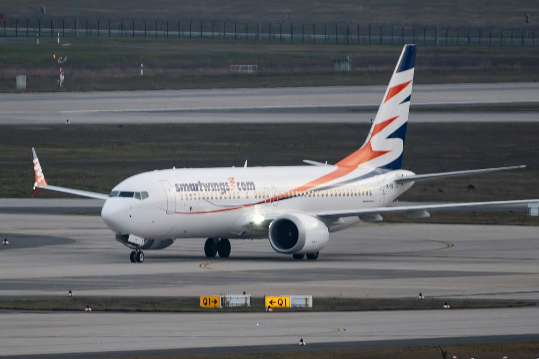 Eine Boeing 737 MAX 8 der Fluggesellschaft Smartwings.com ist aus Islamabad über Dubai kommend auf dem Flughafen BER gelandet.