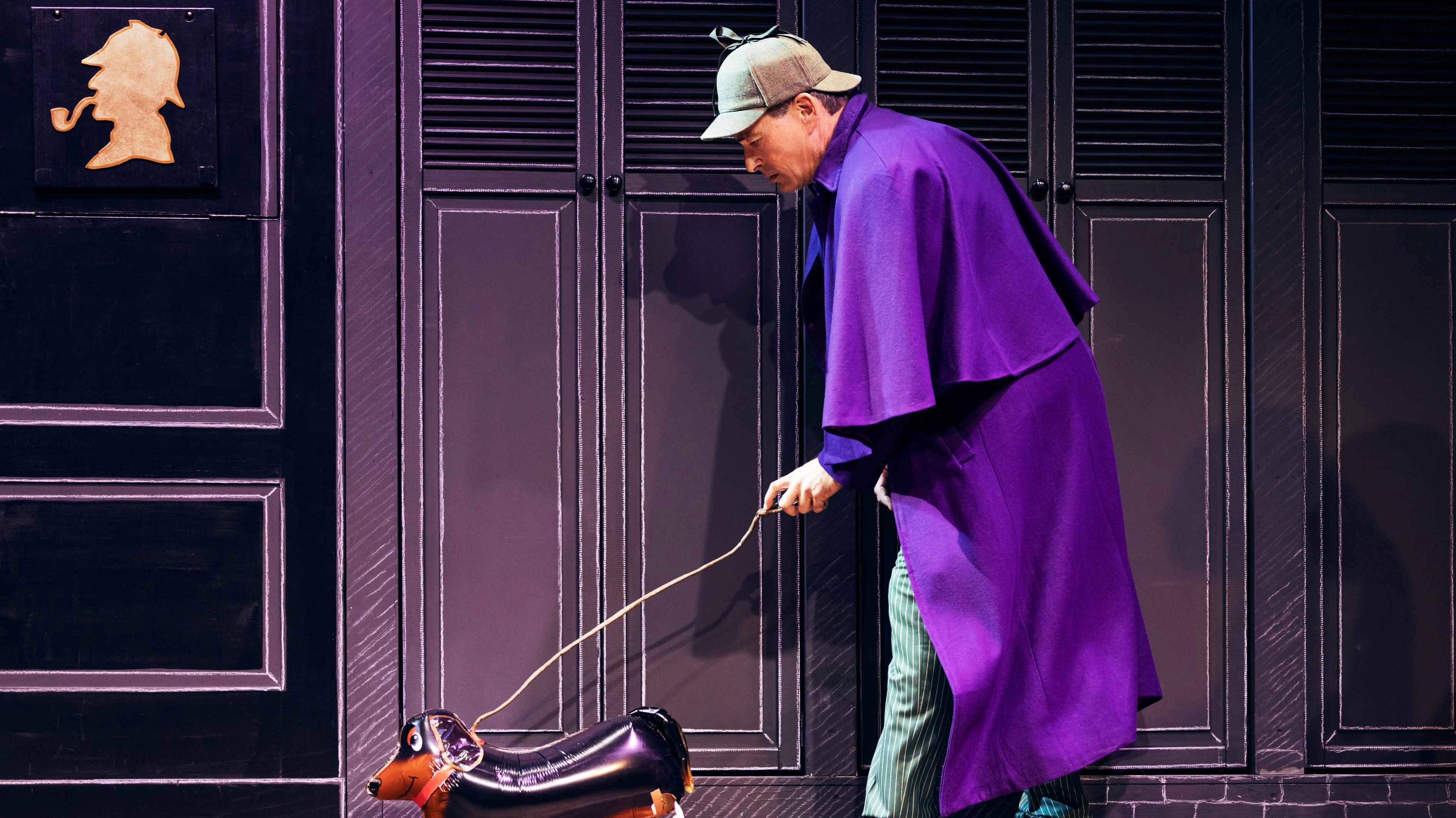 Sherlock Holmes (Jan Sosniok) auf Spurensuche mit Toby the Hound.