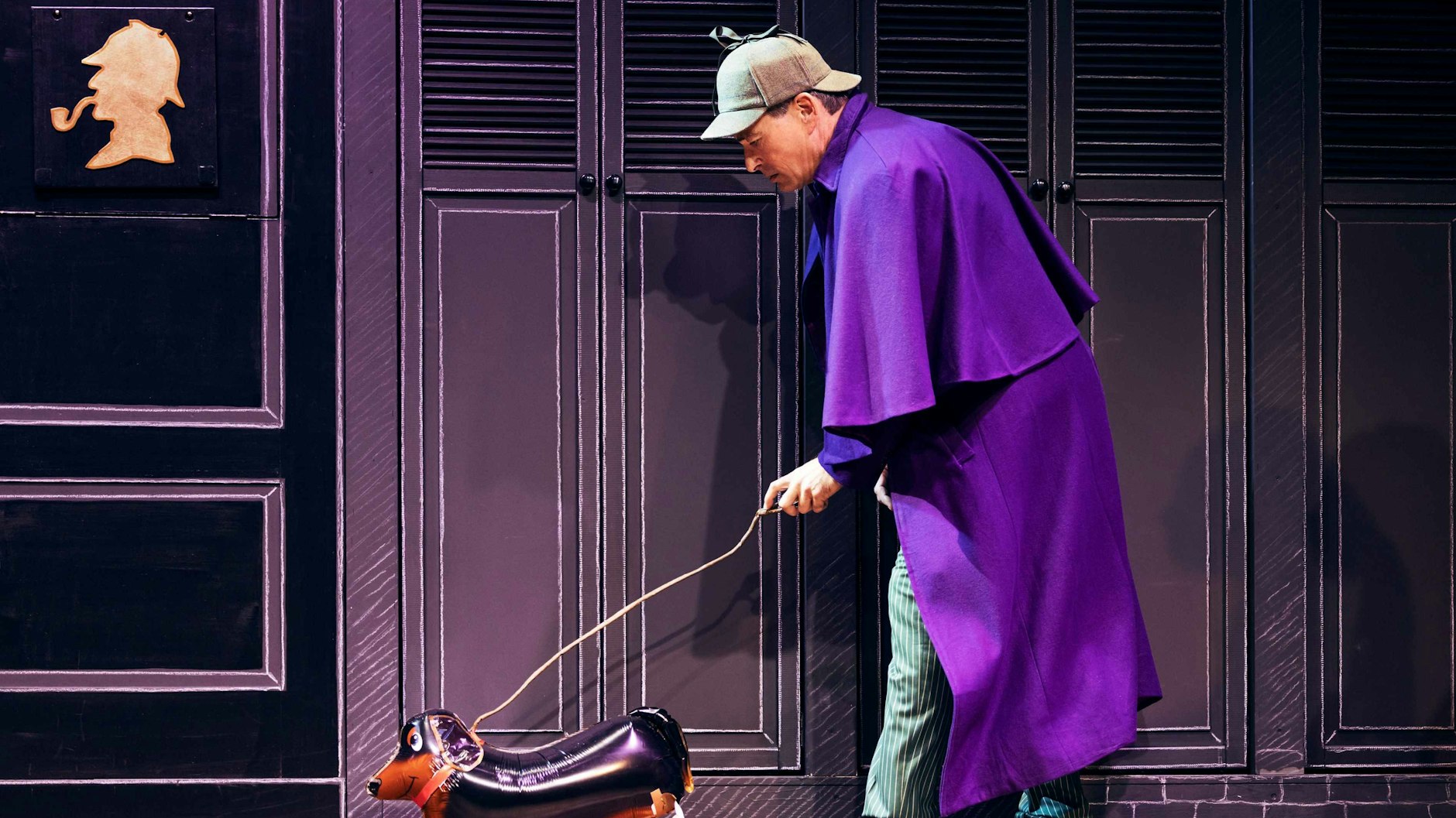 Sherlock Holmes (Jan Sosniok) auf Spurensuche mit Toby the Hound.